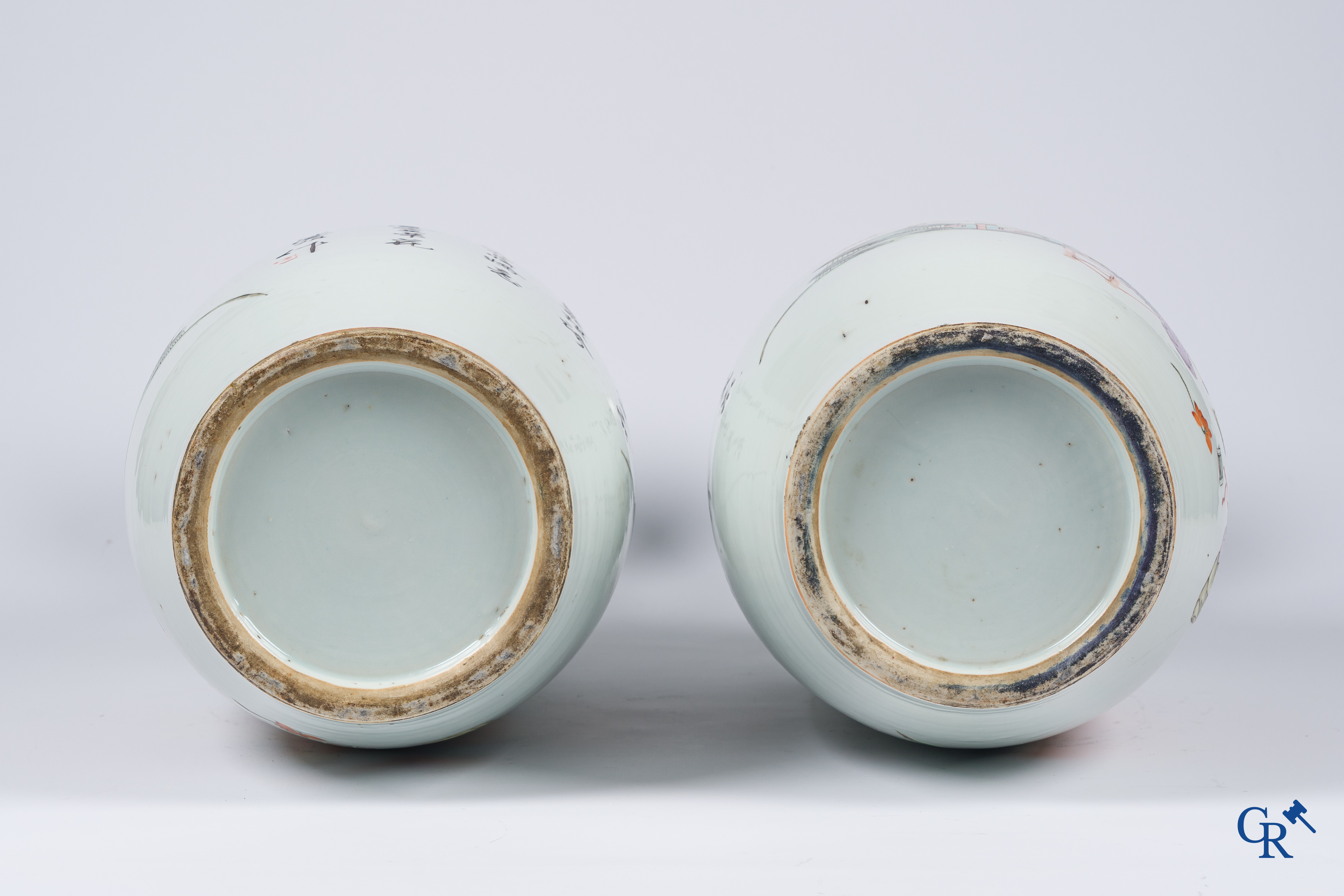 Aziatica, Chinees porselein. Een paar Chinese famille rose vazen met personages. 19de eeuw.