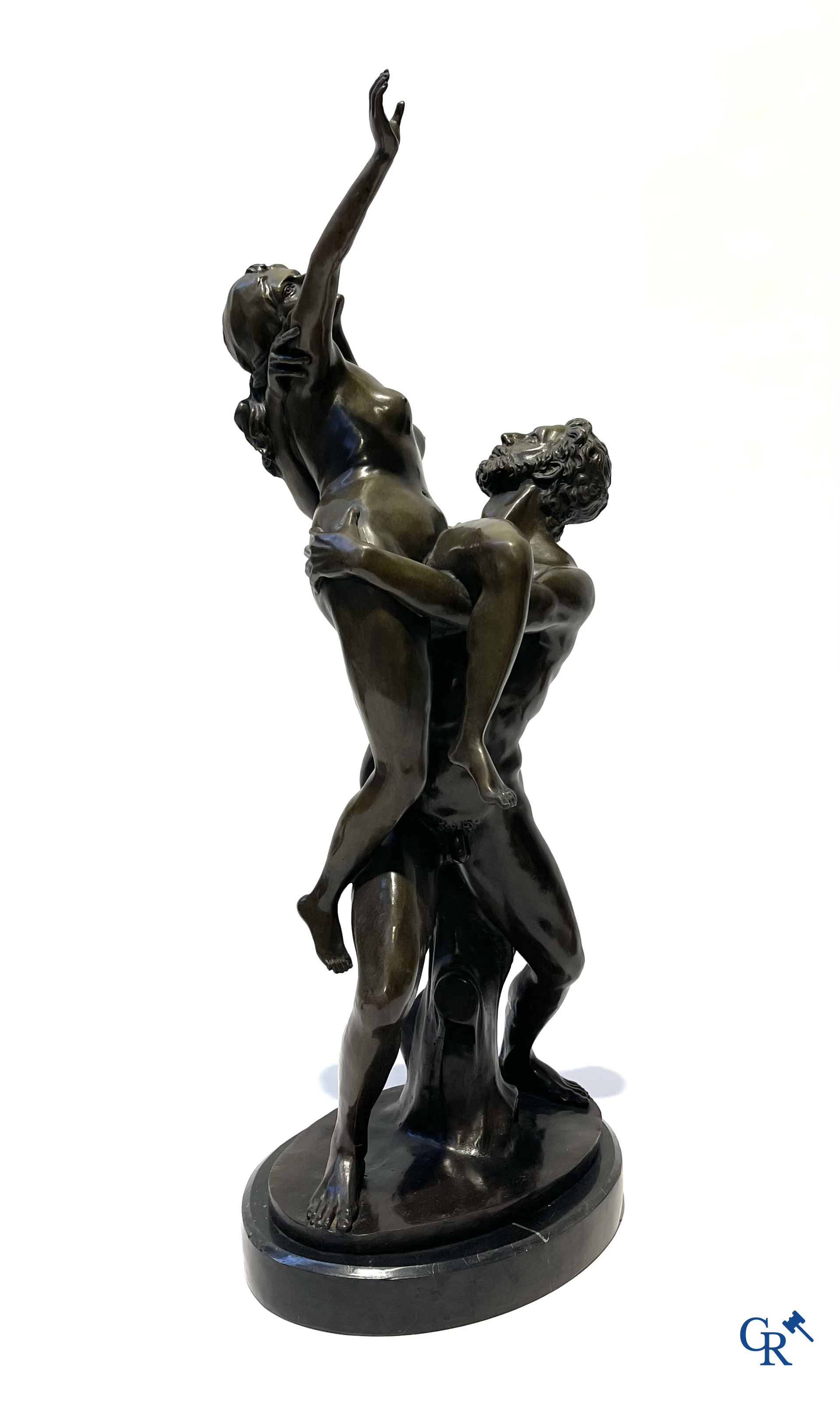 3 statues à l'antique en bronze, socle en marbre. XXème siècle.