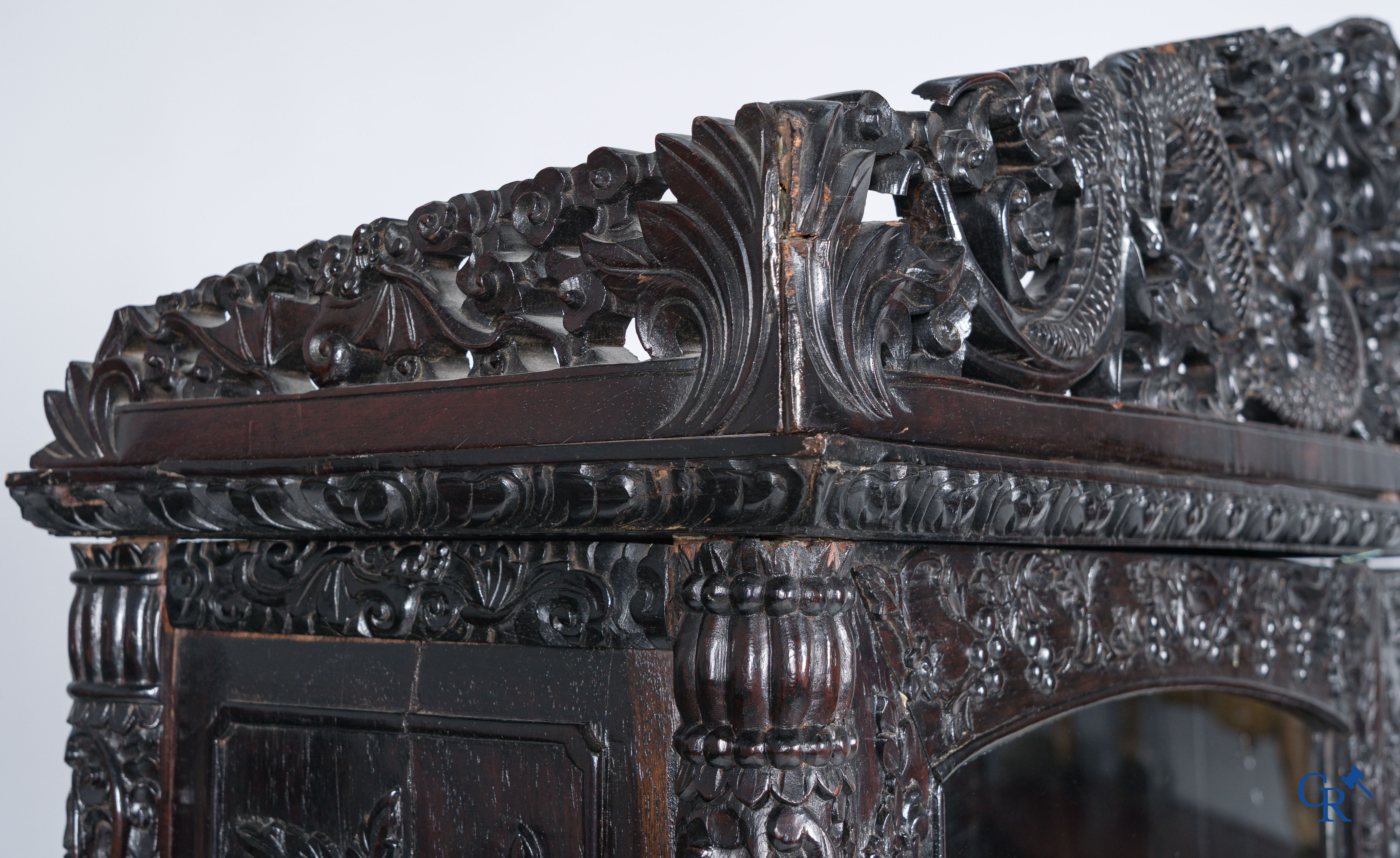 Asian Art, a 2-door display cabinet in finely carved Chinese hardwood. 19th century.
