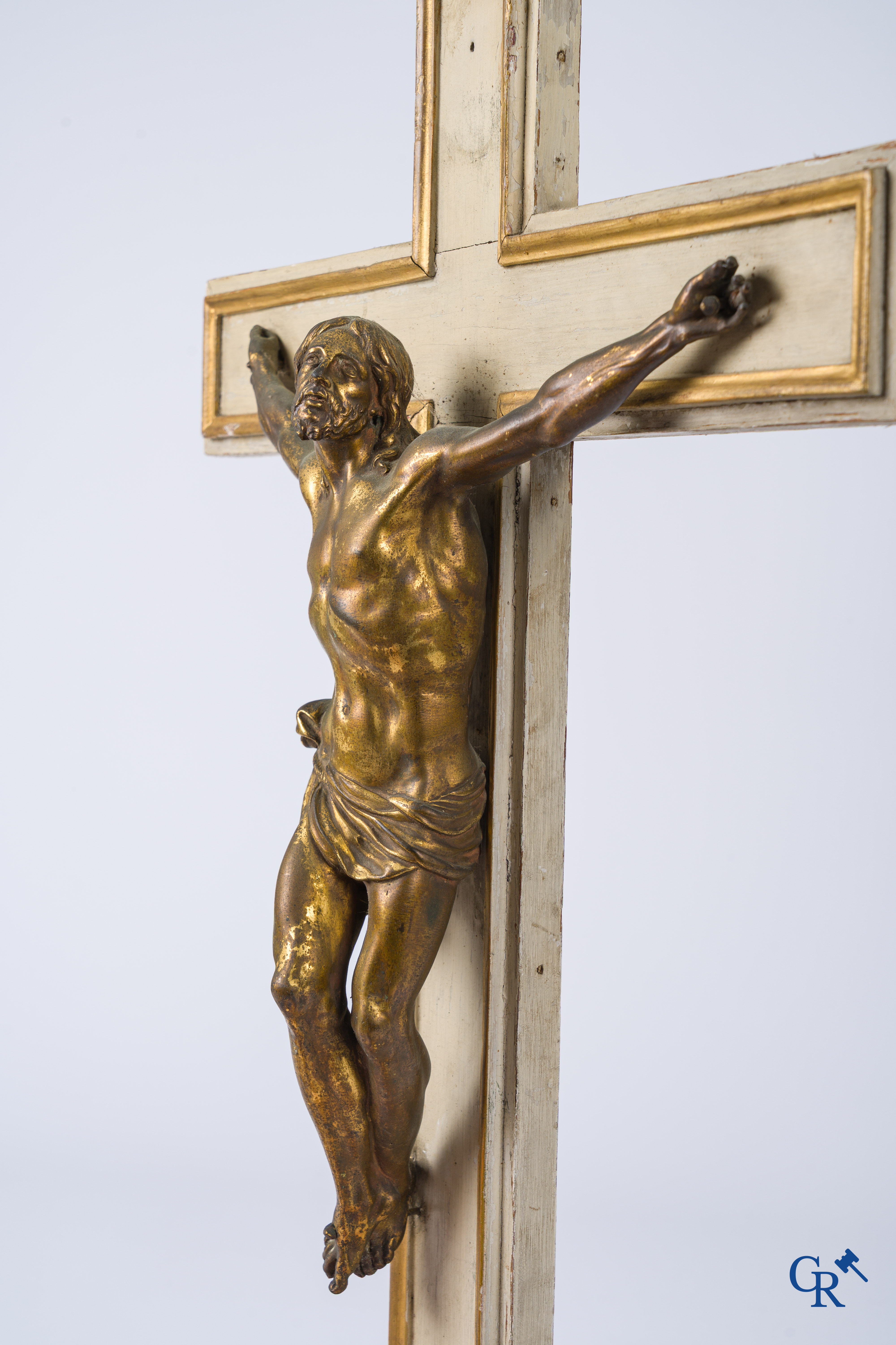 Religieuze objecten, een grote vergulde bronzen corpus, 18e eeuw.