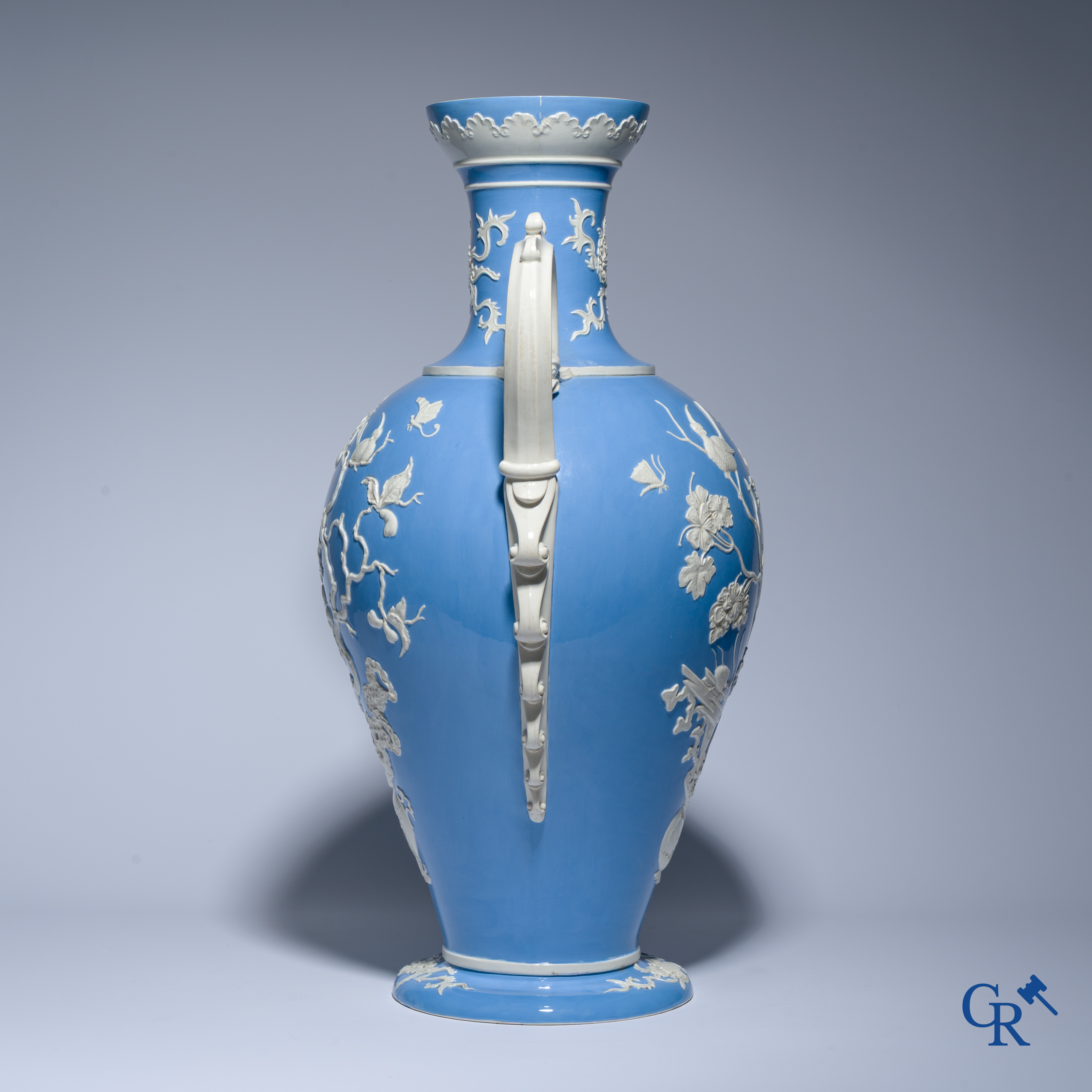 Exceptional and imposing vase in faience with an Asian decor. In the style of Wedgwood or Mintons. 19th century.