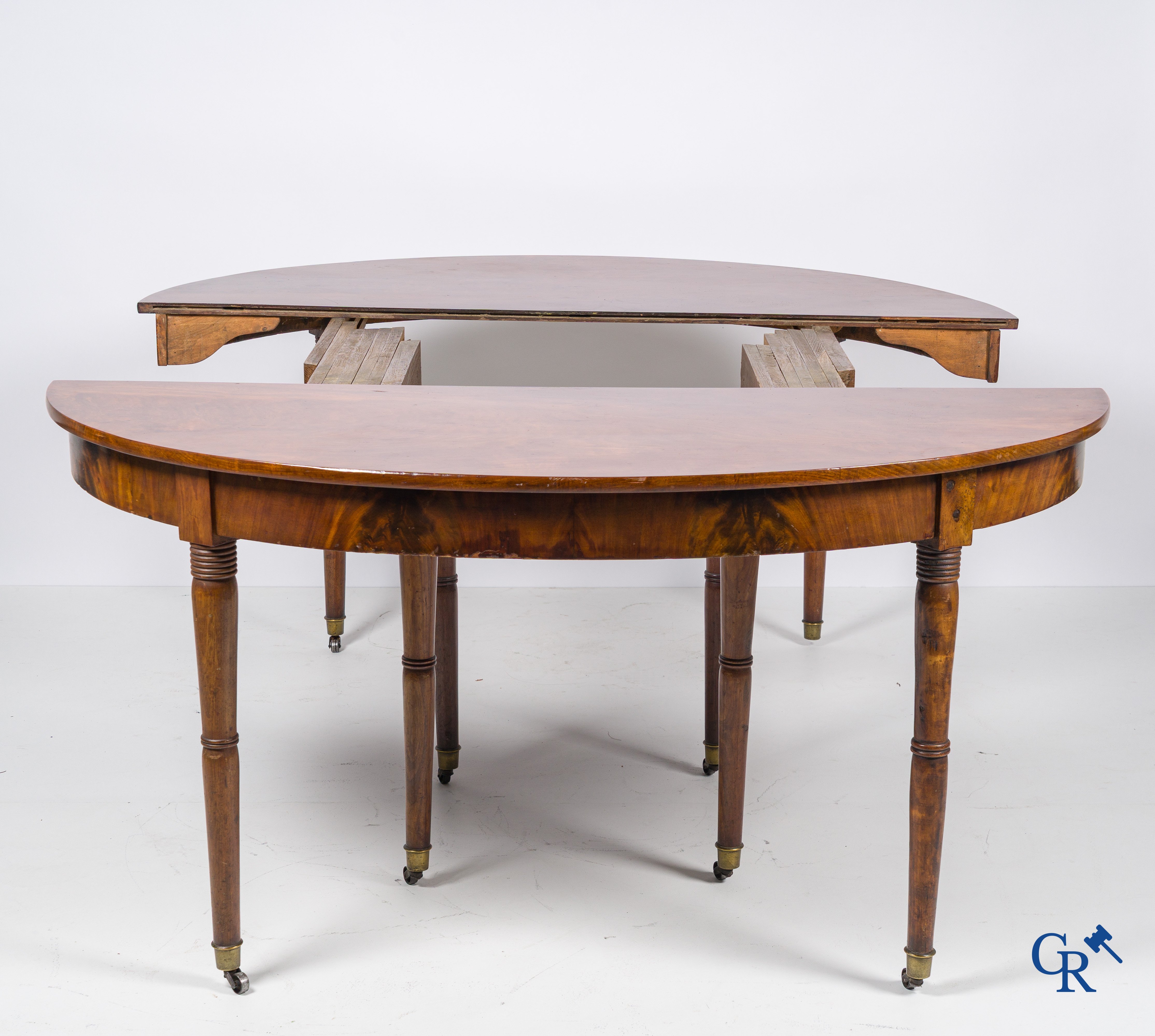 Table coulissante de salle à manger en acajou à 8 pieds avec 5 extensions. 1ère moitié du 19ème siècle.