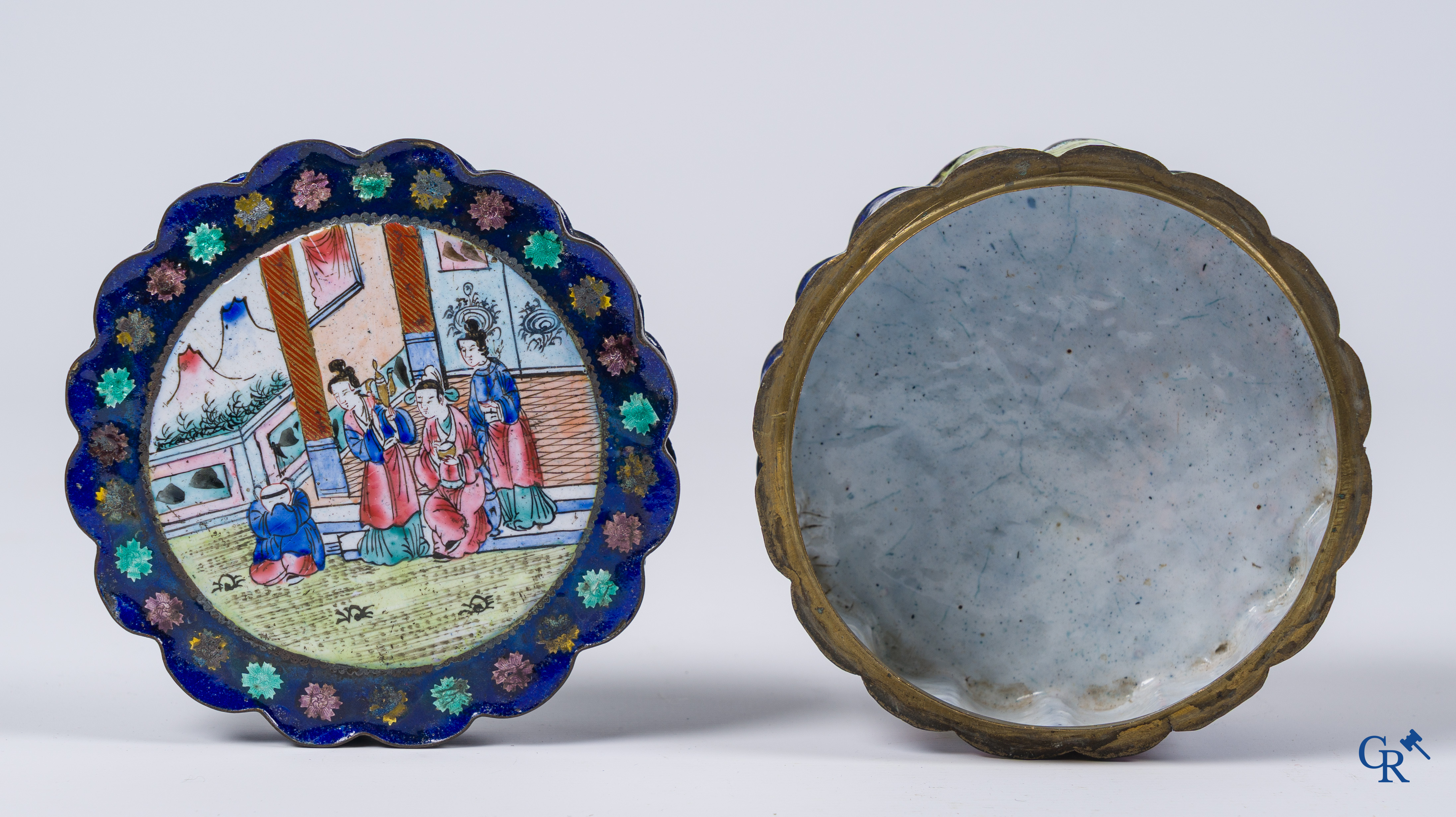 Art Asiatique. Boîte ronde à couvercle en émaux de Canton. Fond bleu. 19ème siècle.
