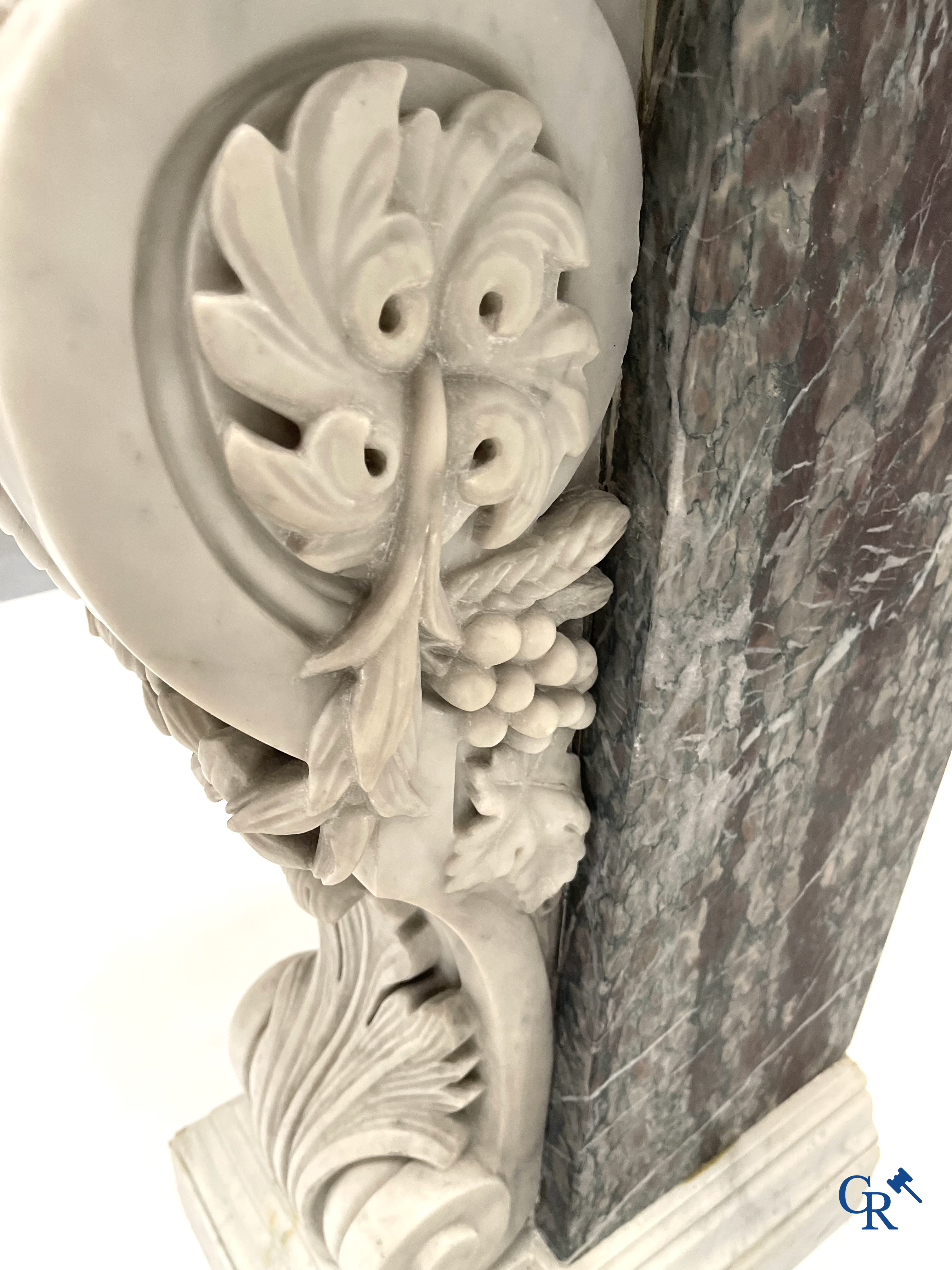 Une importante console murale en different sortes de marbre. 19ème siècle.