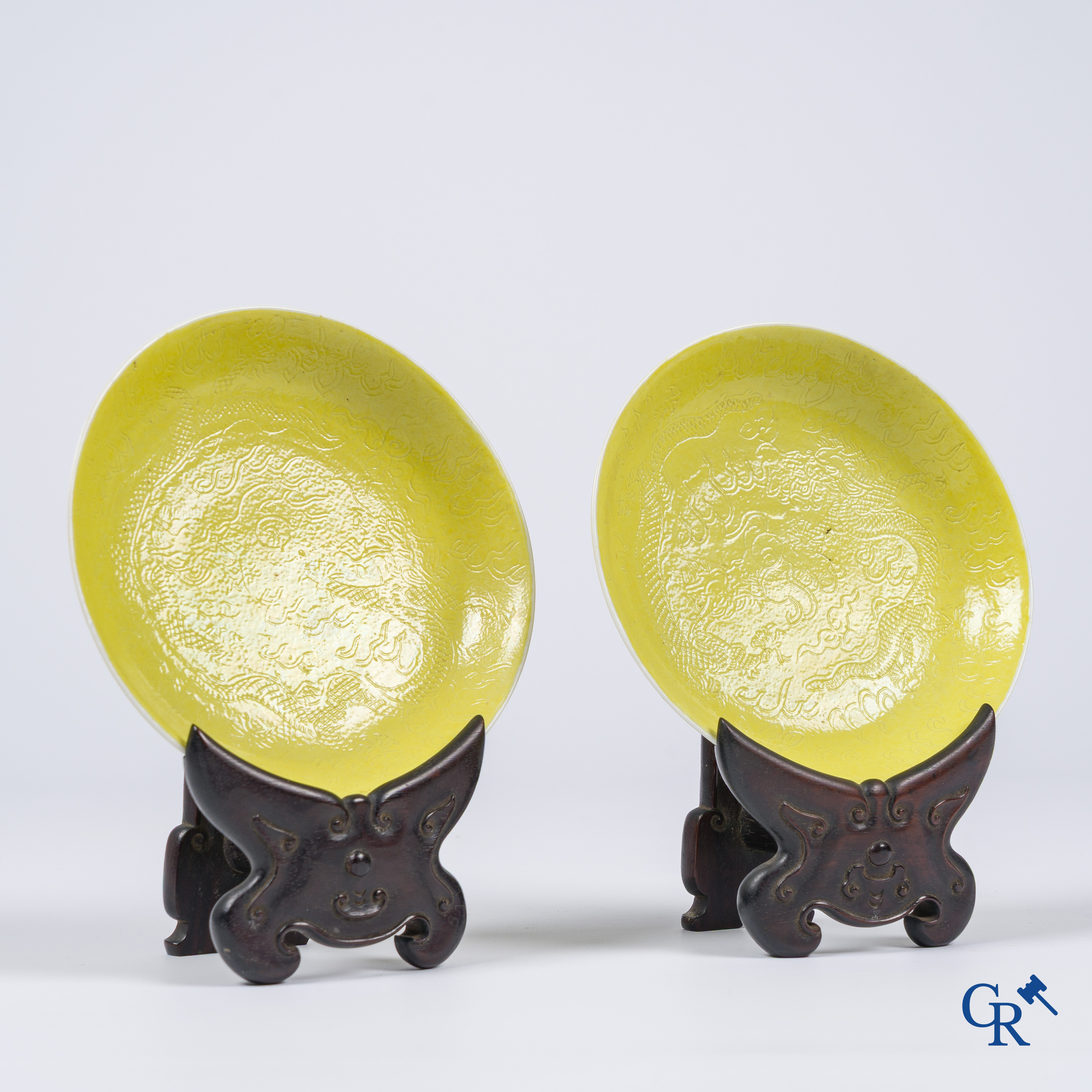 Aziatica, Chinees porselein. Paar bordjes met ingesneden drakenmotief bedekt met een monochrome glazuurlaag. Guanxu.