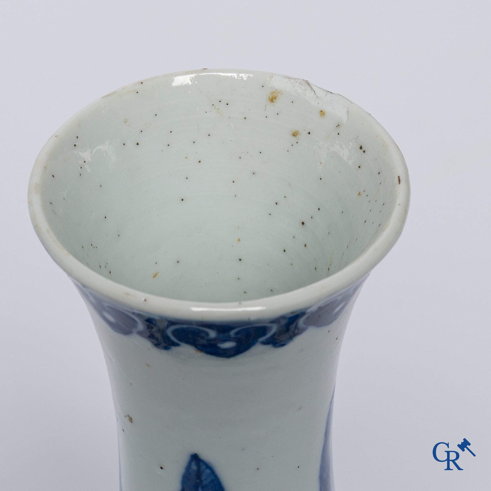 Aziatica, Chinees porselein. Een Chinese blauw-wit vaas met drakendecor. 18e-19e eeuw.