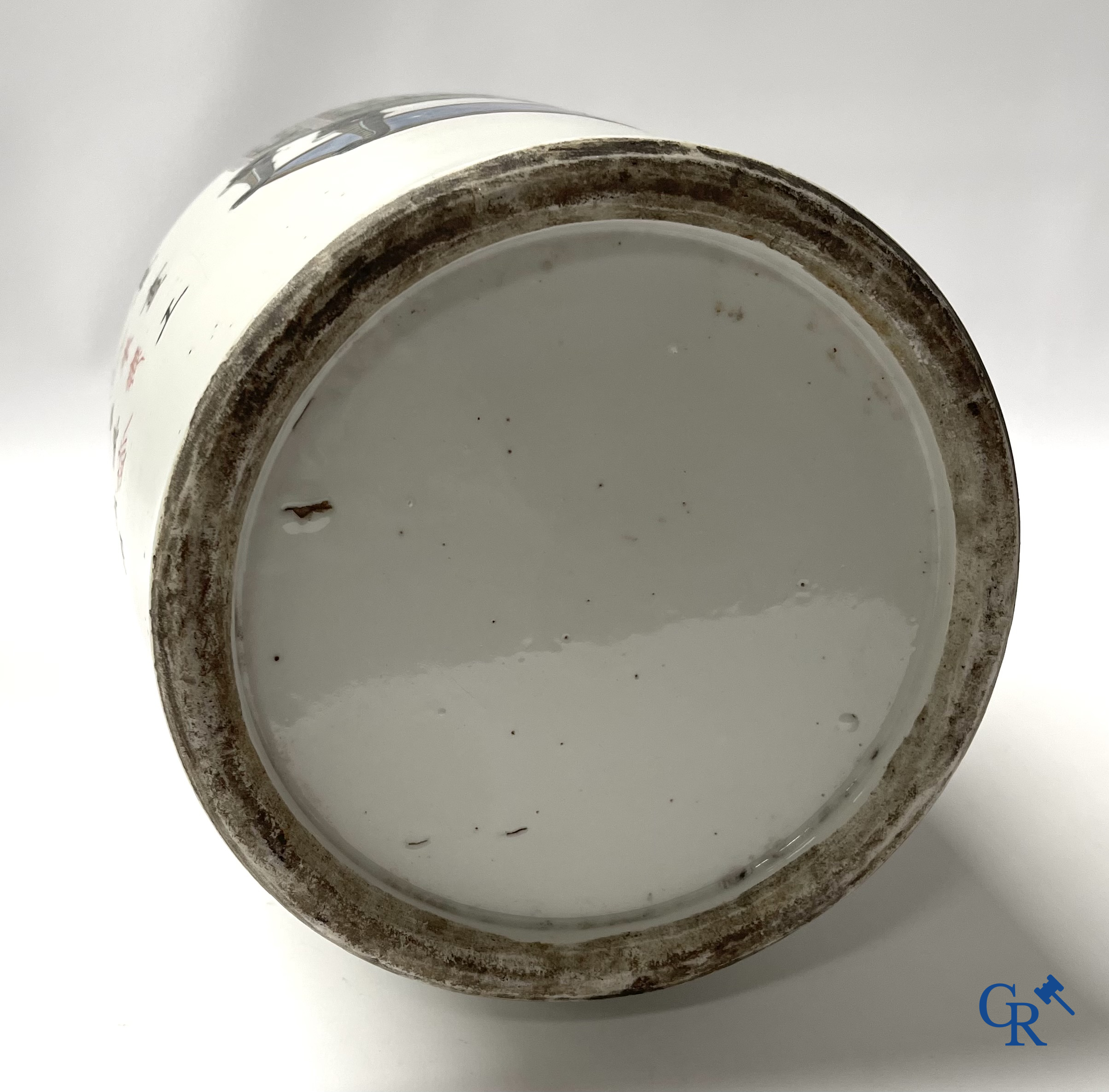 Asian Art, 2 Chinese famille rose vases decorated with antiques and a calligraphic text. 19th century.