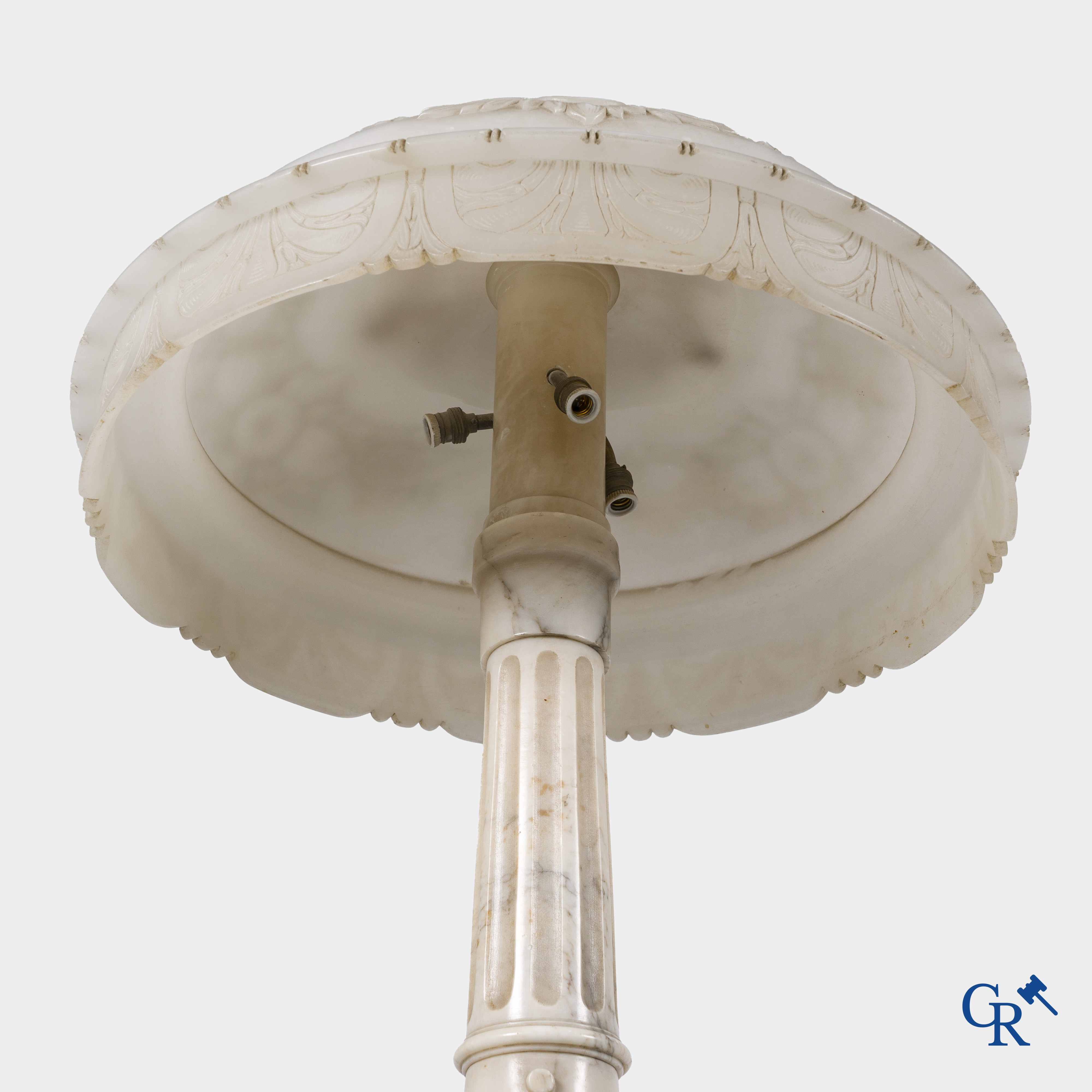 Een staande sierlamp in bewerkt albast. Belle époque periode.