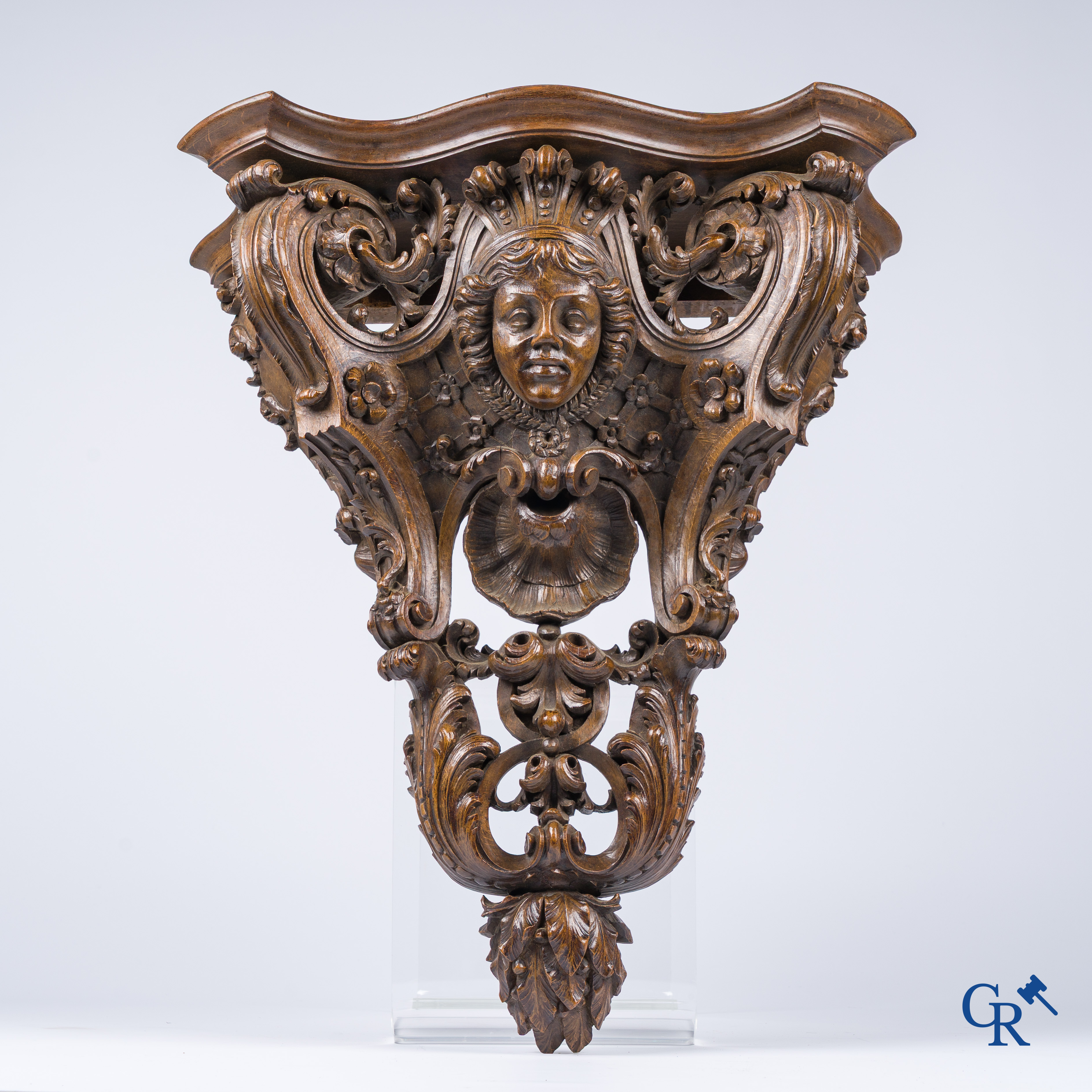 Een rijkelijk gesculpteerde Renaissance-stijl muurconsole in notelaar. 19e eeuw.