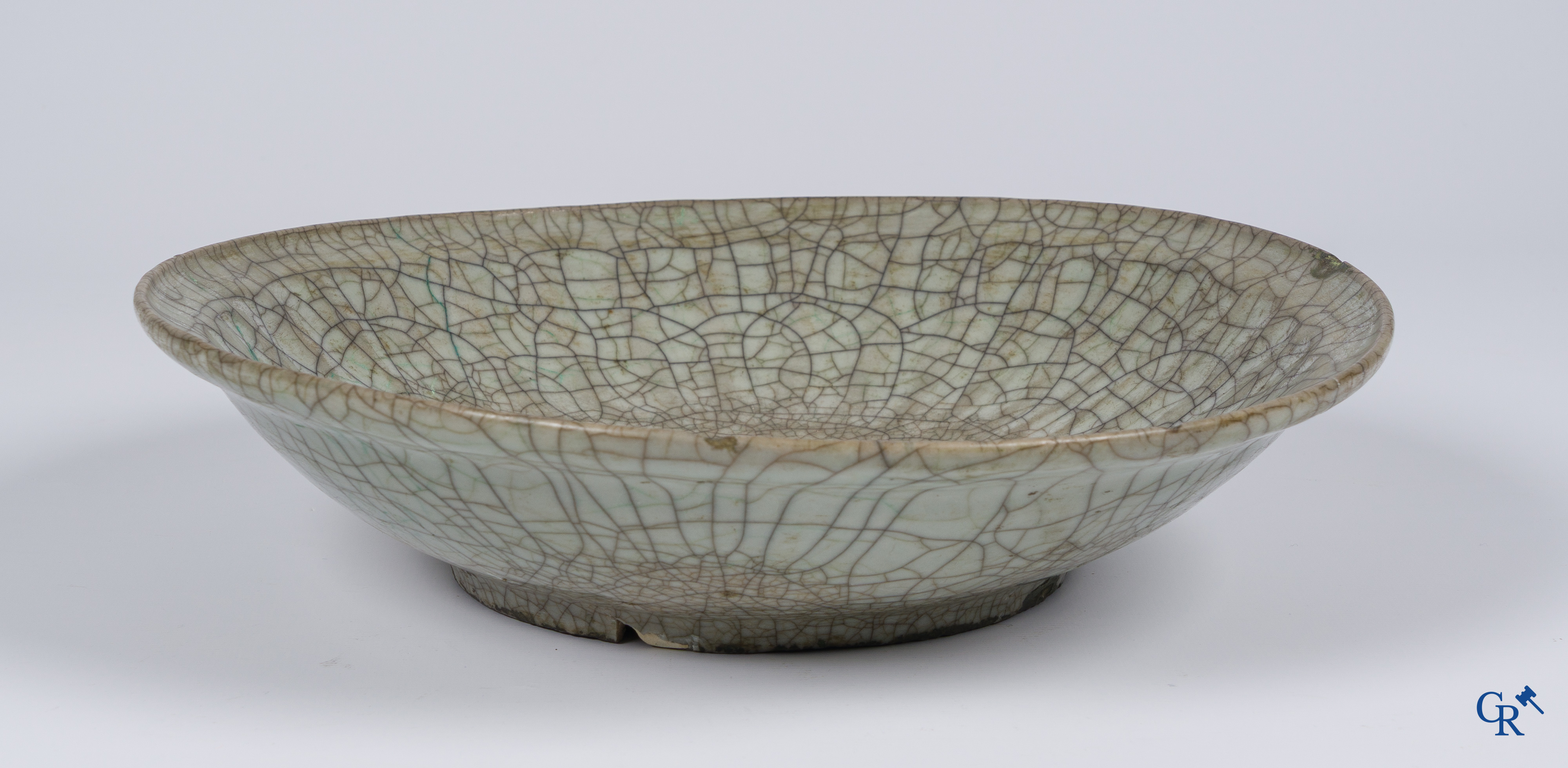 Art Asiatique, porcelaine chinoise. Un grand plat antique geyao en céramique émaillée.