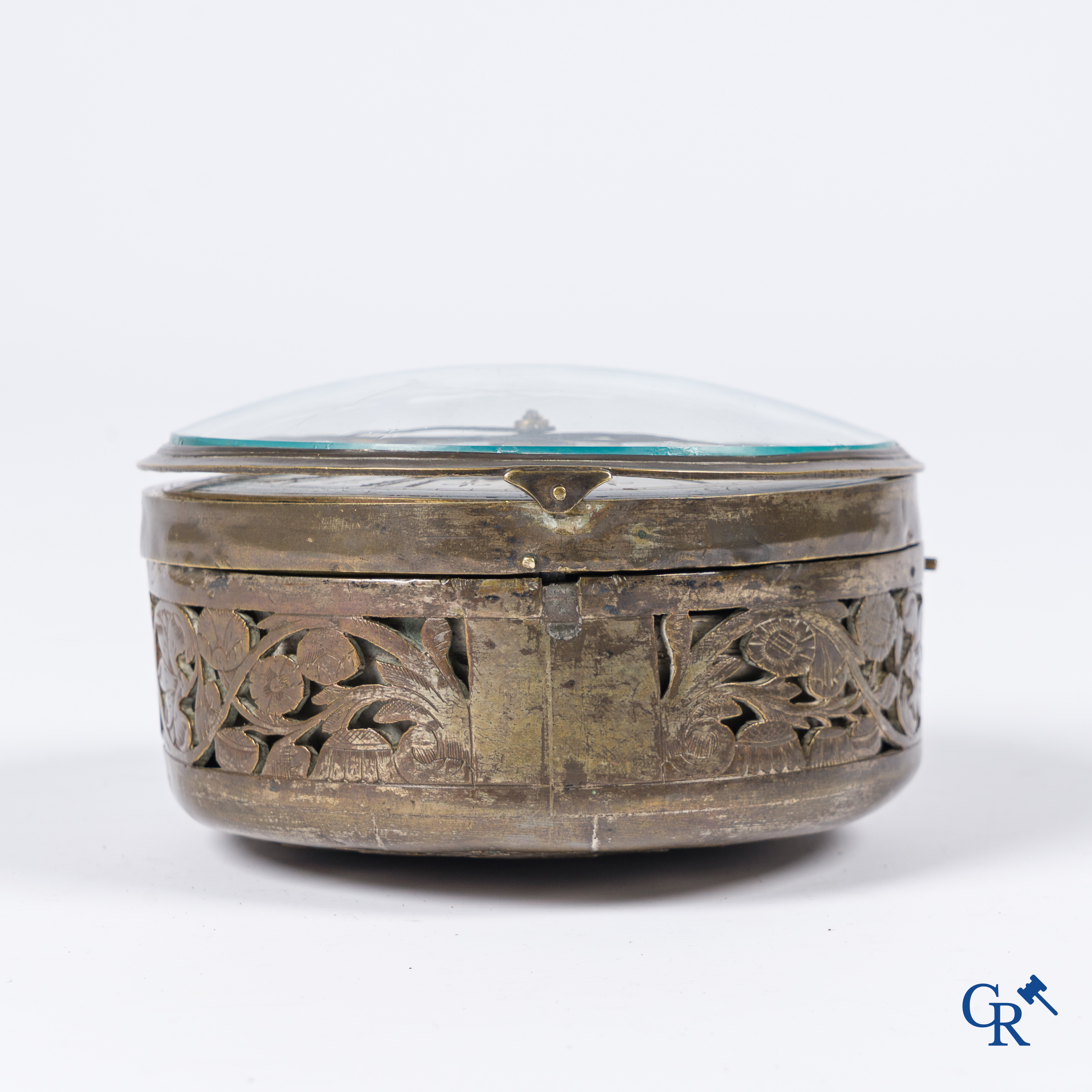 Horlogerie. Montre de carosse. Grande montre de carosse avec boîtier gravé et perforé. France XVIIe siècle.