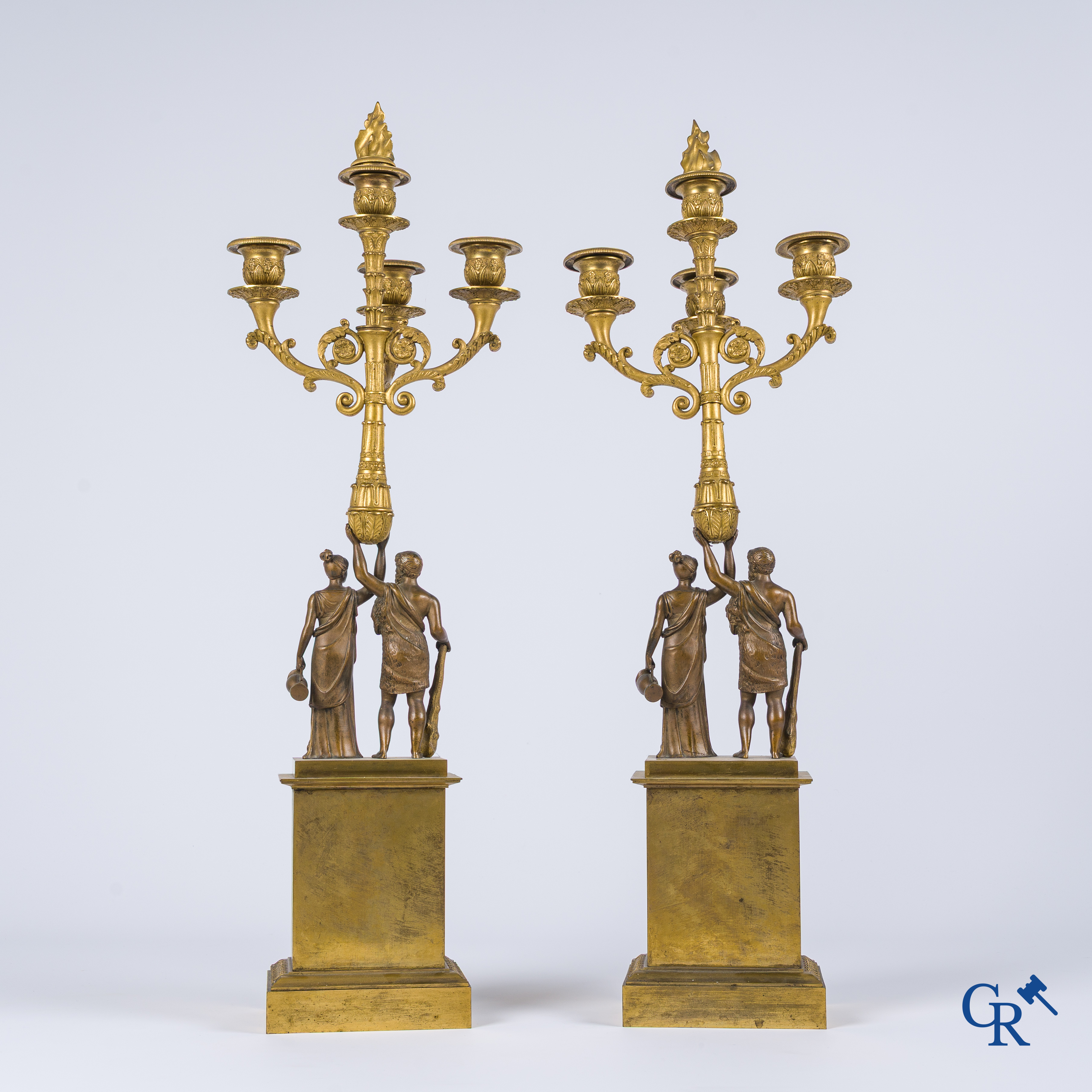 Epoque Empire. Paire de grands candélabres en bronze avec des personnages dans le style antique. Empire, vers 1815.