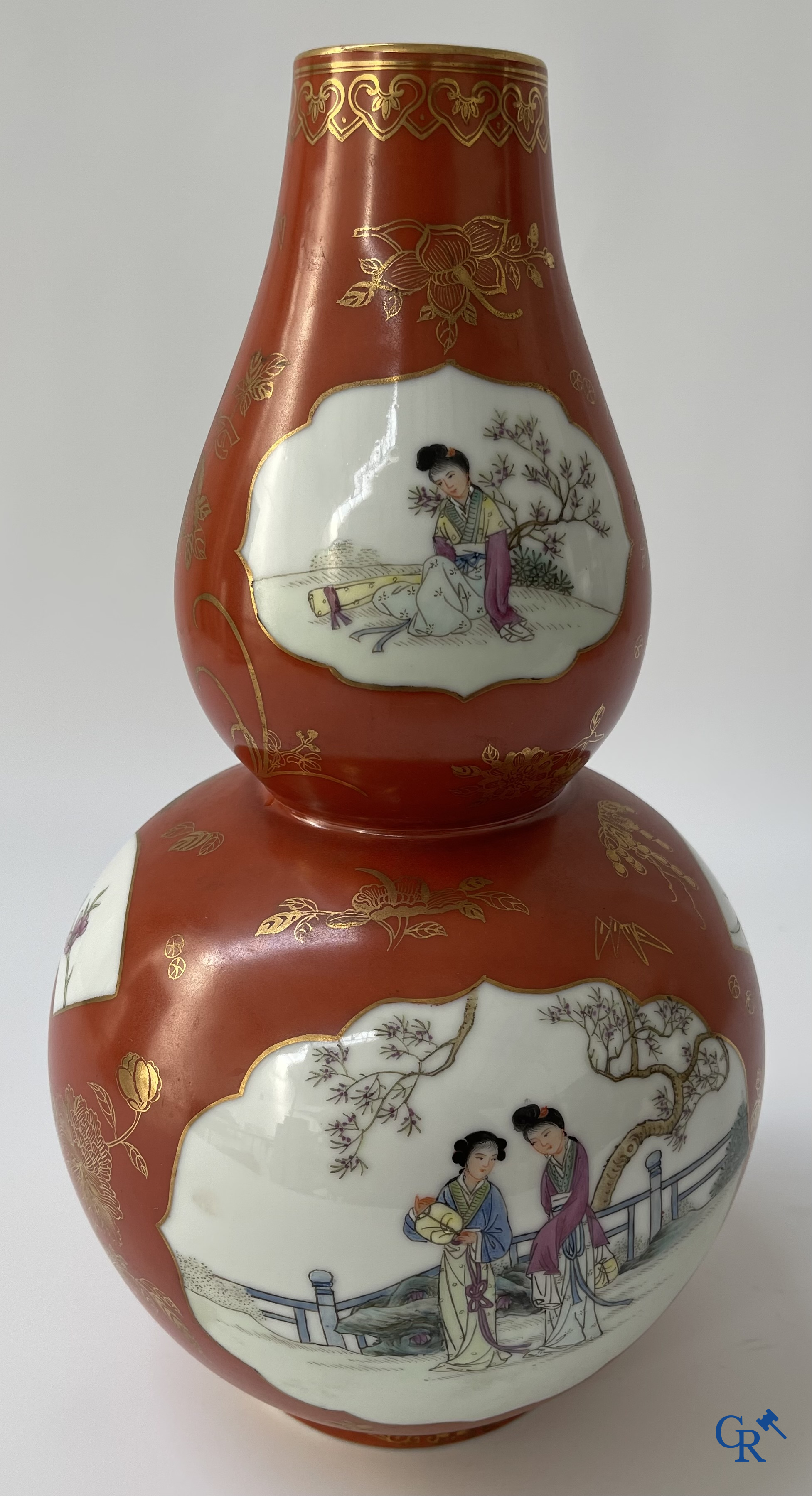 Aziatica, Chinees porselein. Een Chinese vaas met personages. Met zegelmerk. 20ste eeuw.