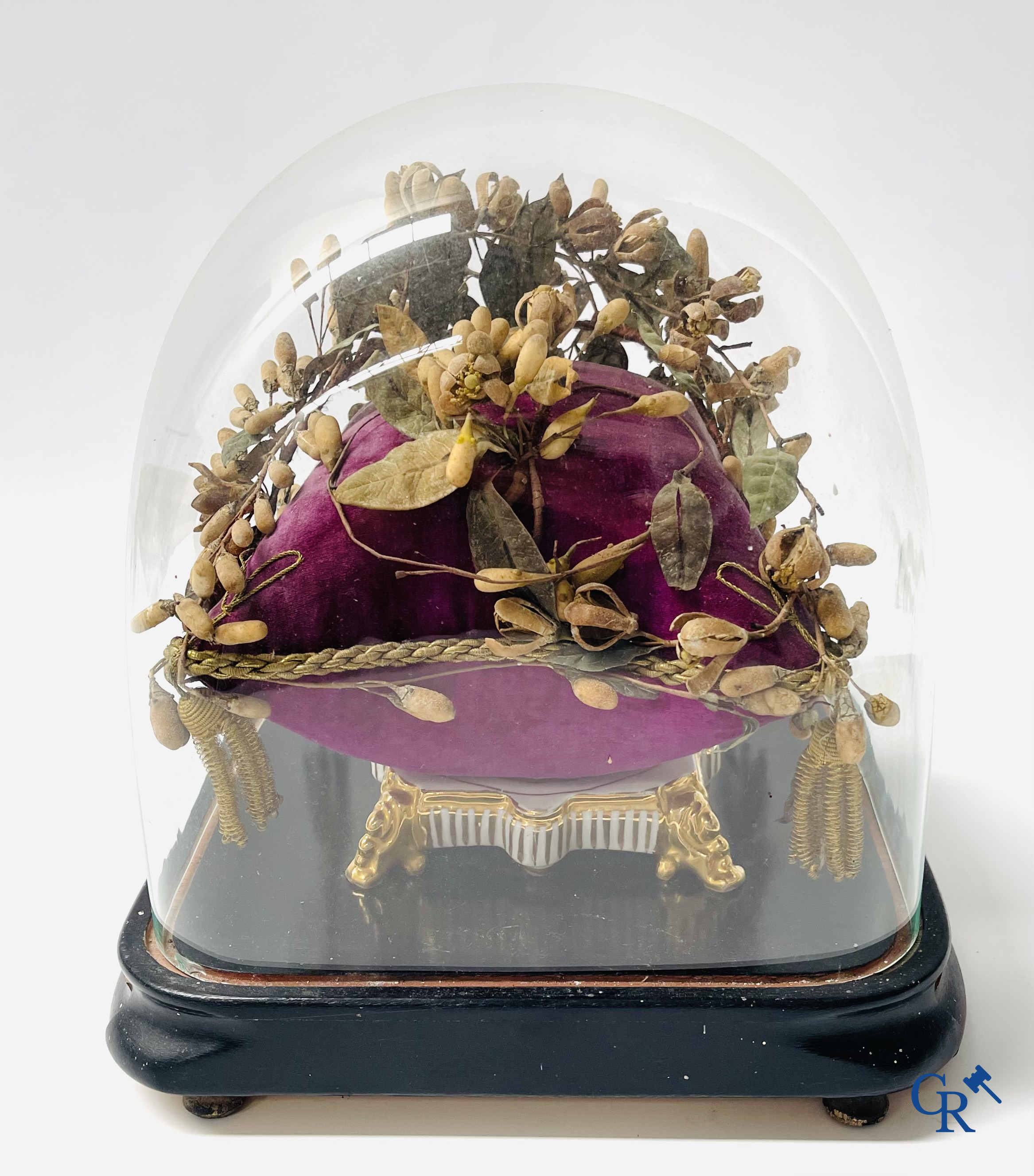 2 glass domes with a bridal bouquet on a cushion with a foot in gilded metal and a foot in Paris porcelain.