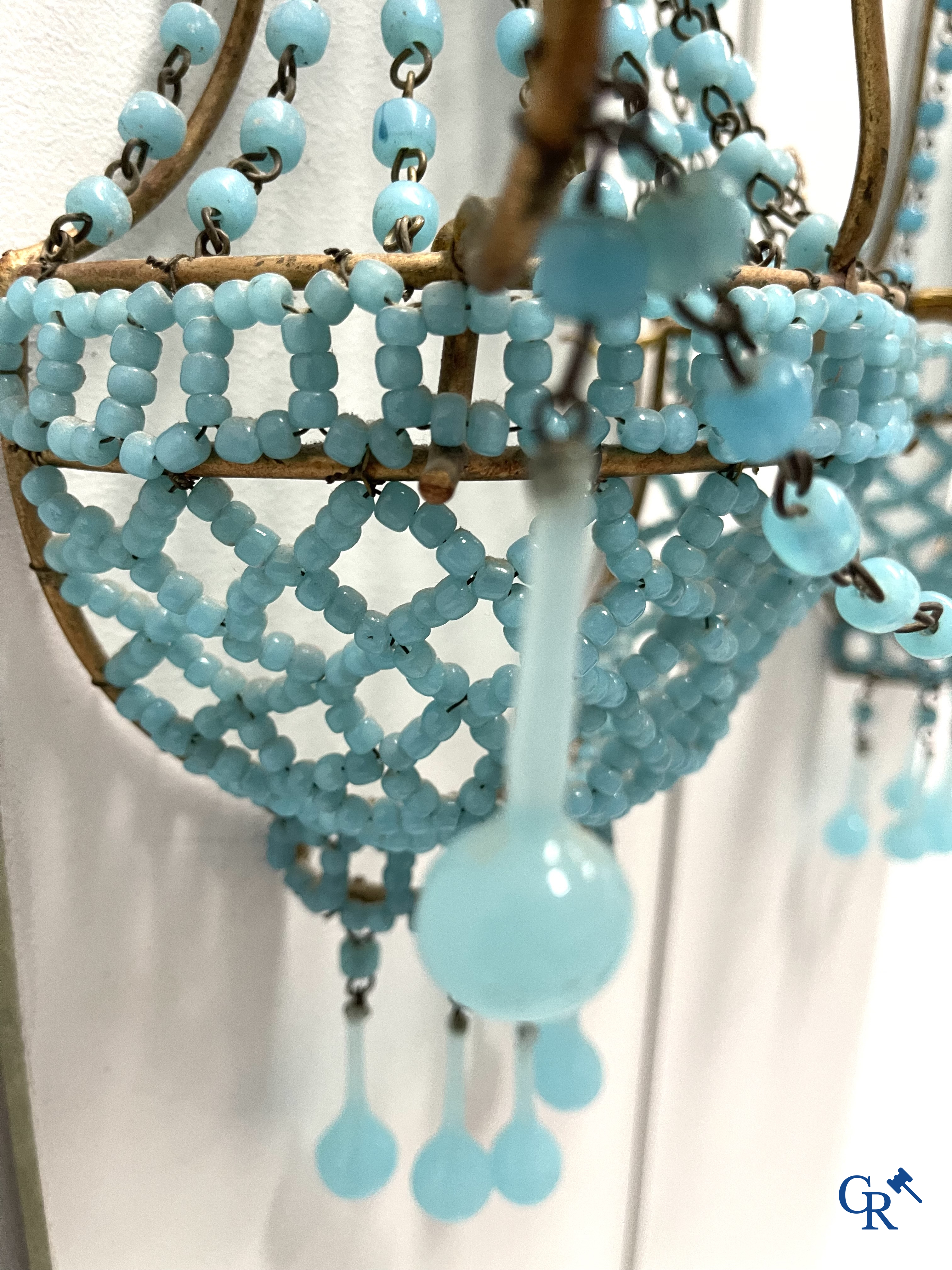 Éclairage, lustres. Belle paire d'appliques en laiton doré et opaline bleue.