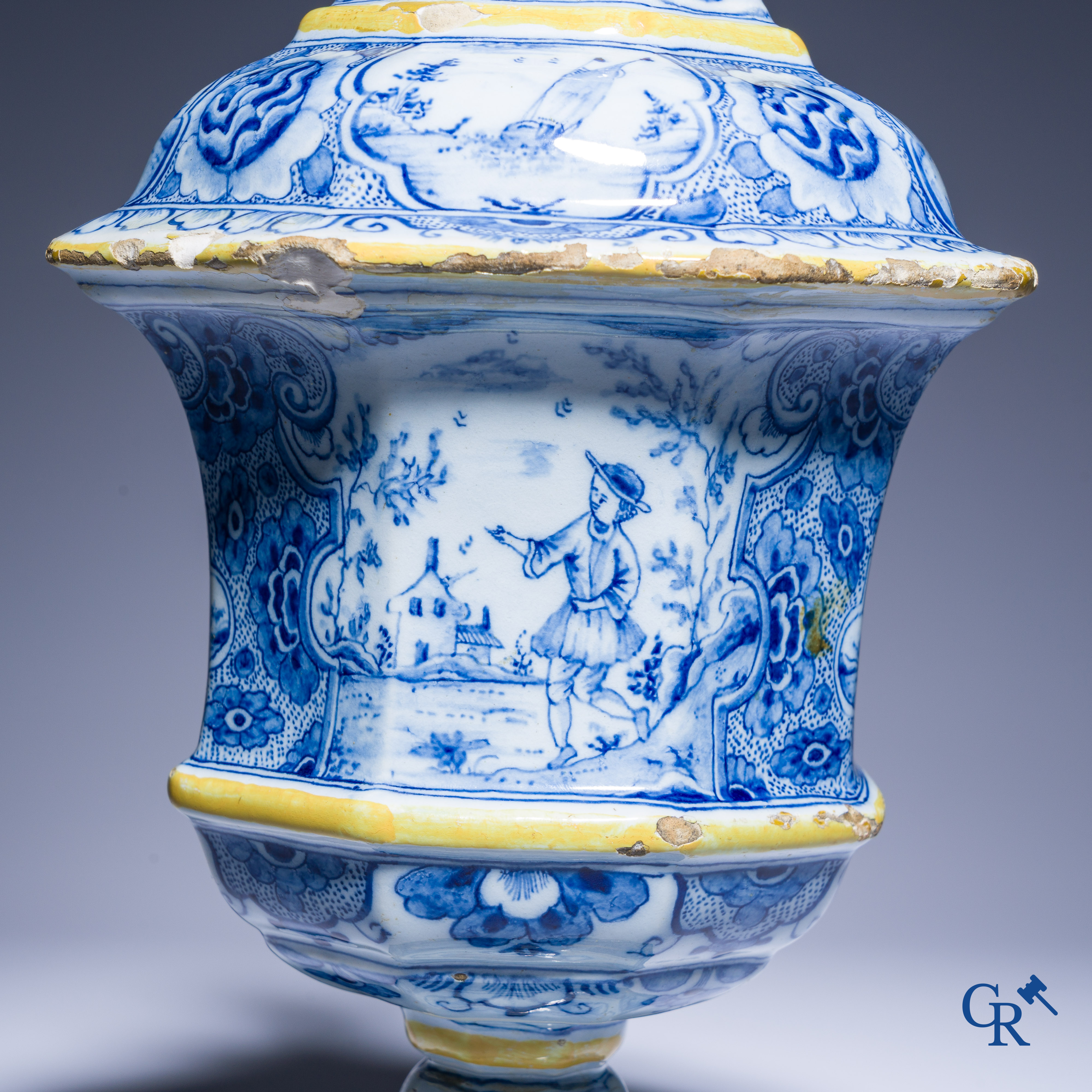 Delfts aardewerk, zeldzame polychrome spaarpot met een zittende hond en taferelen. 18e eeuw.