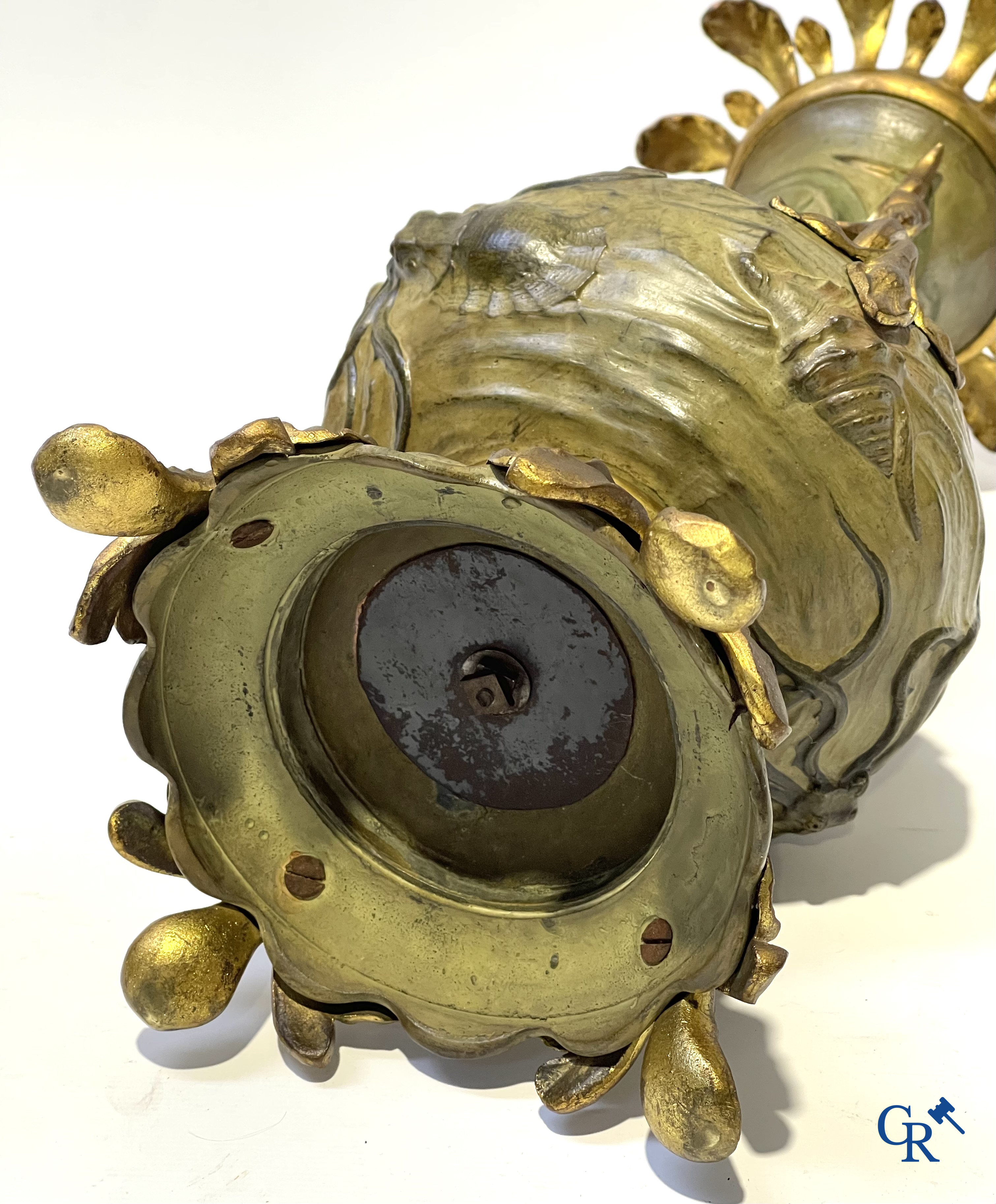 Art Nouveau, een uitzonderlijk 3-delig koud beschilderde bronzen schouwgarnituur met zeedieren. Circa 1900.