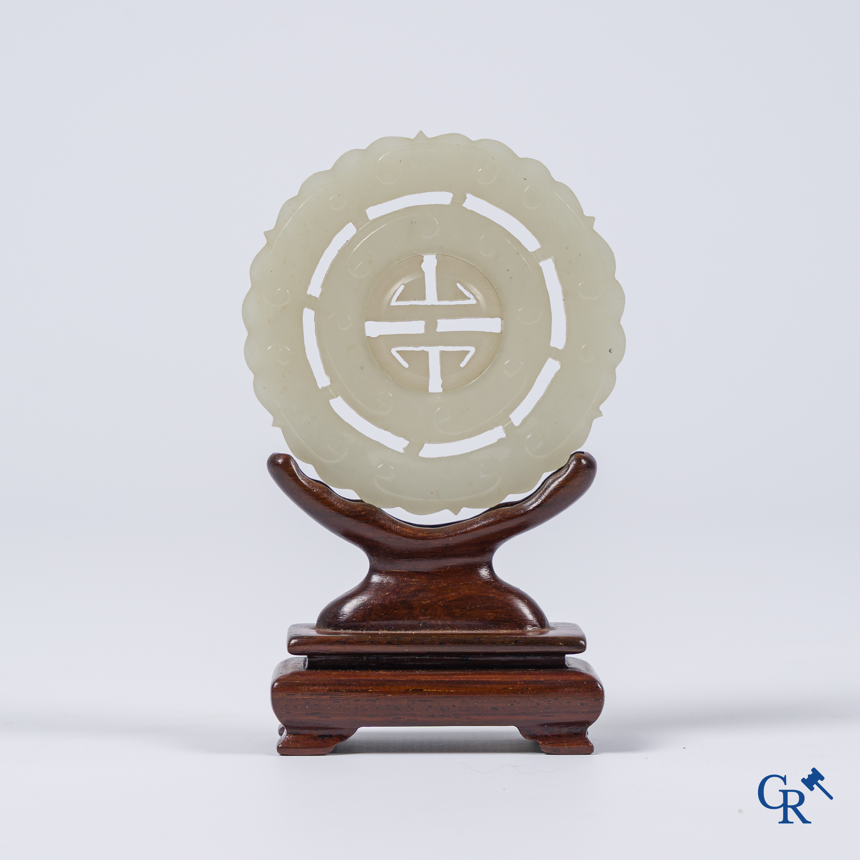 Aziatica, jade, een Chinese Bi-schijf of prayer wheel in jade.