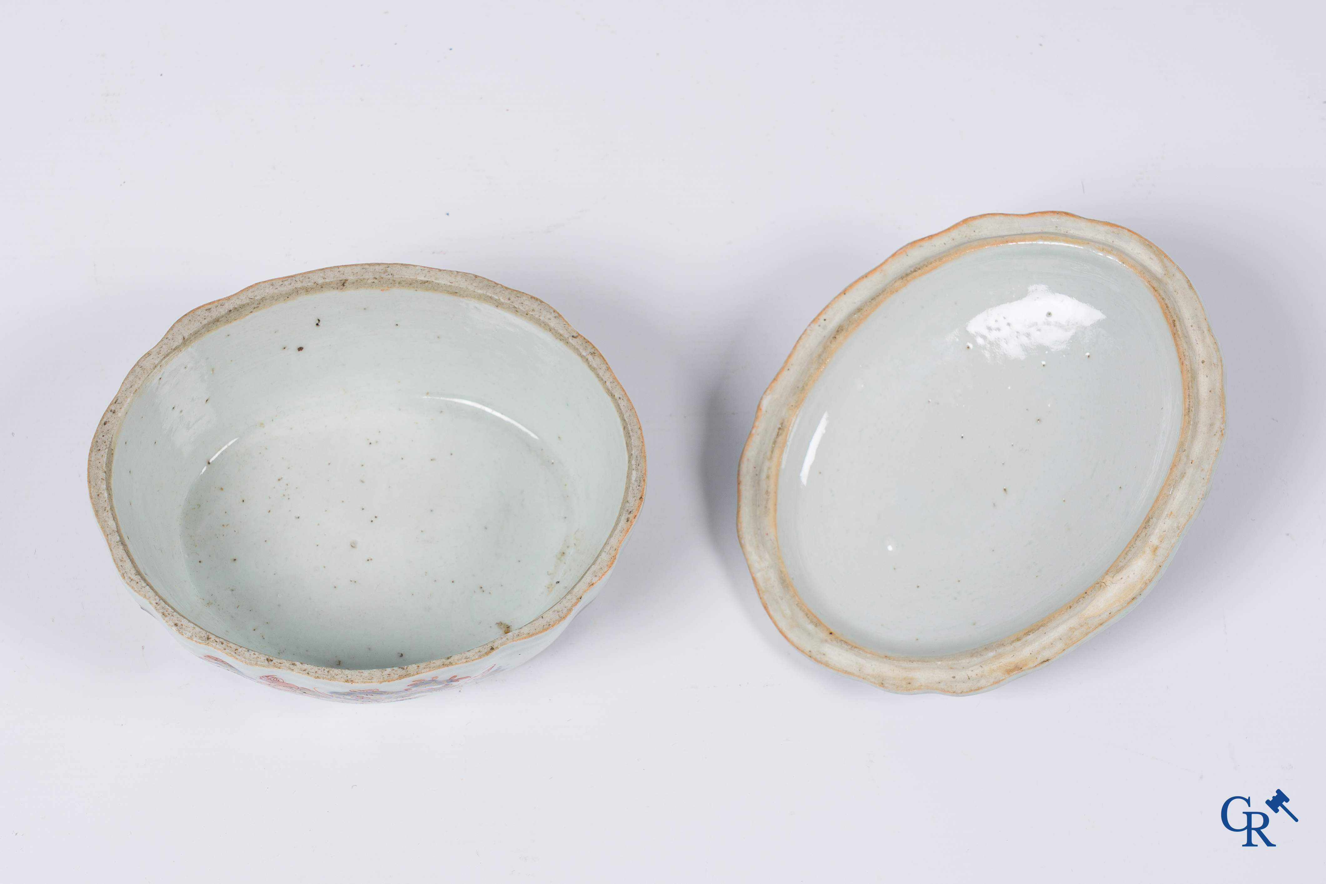 Aziatica, Chinees porselein. Een kleine terrine met onderschotel in Imari-stijl. 18e-19e eeuw.