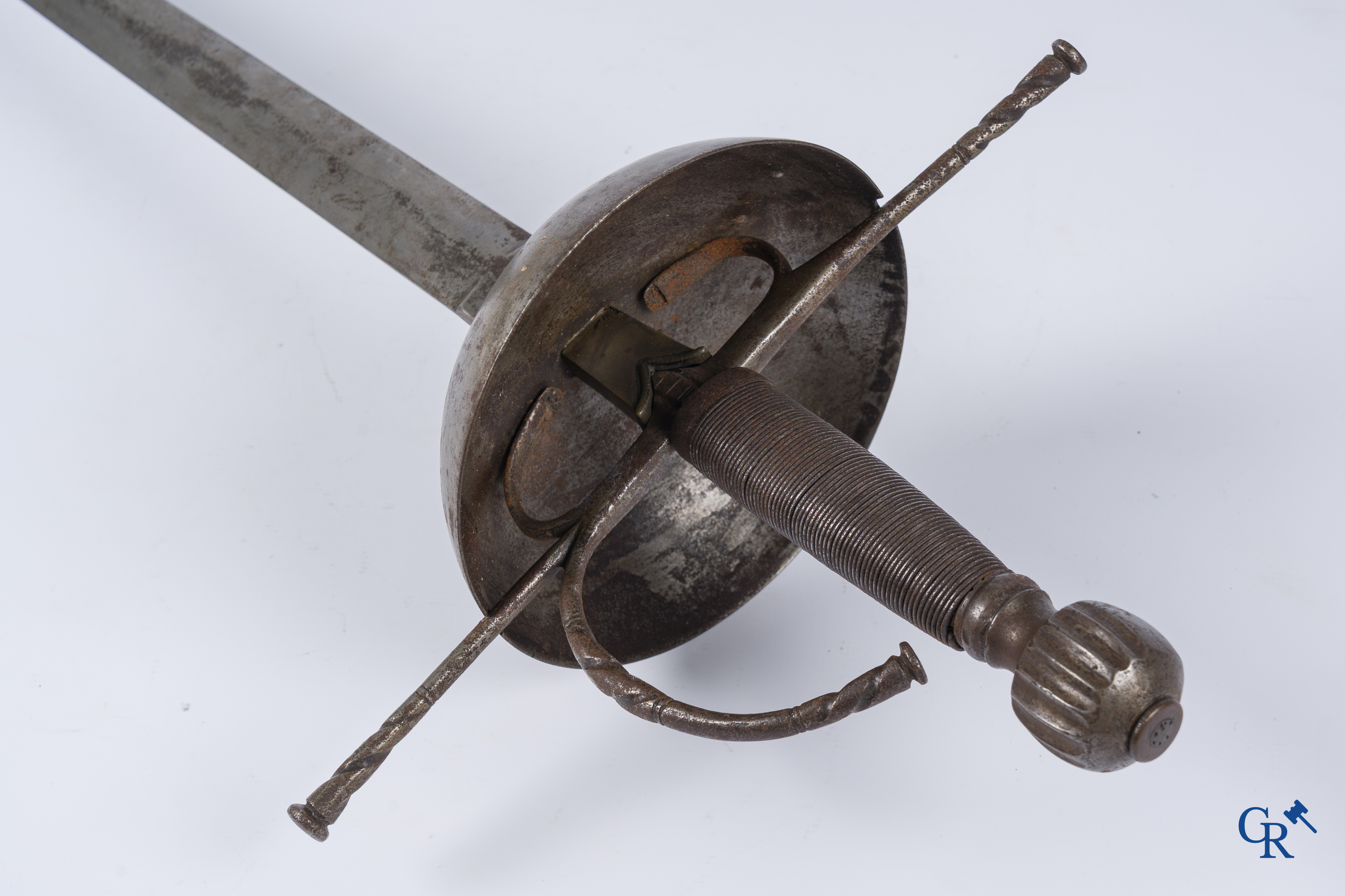 Une ancienne dague de chasse et une épée. XVIIe-XVIIIe siècle.