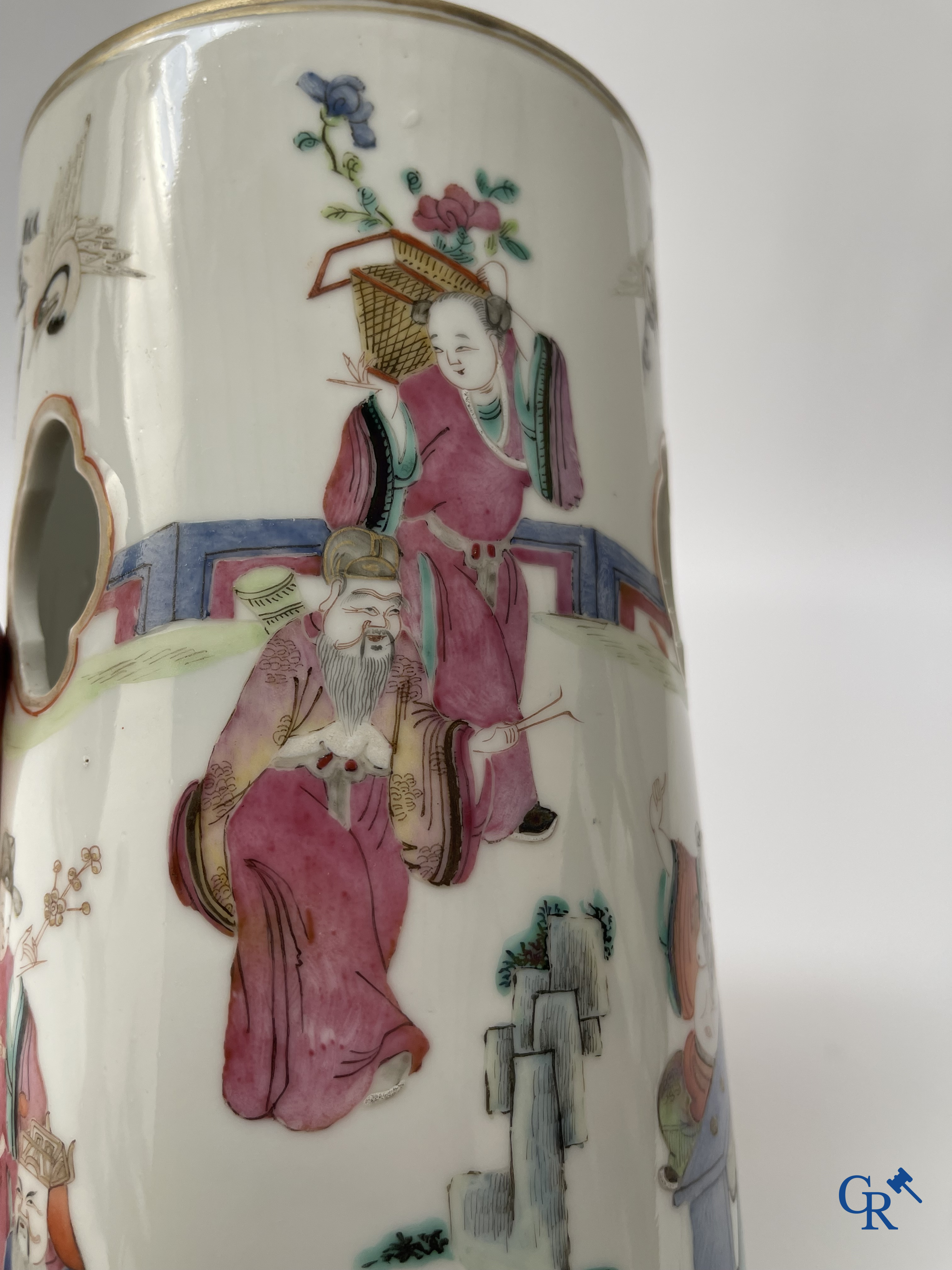 Aziatica, Chinees porselein. Een Chinese famille rose hoeden staander. Gemerkt. 19de eeuw.