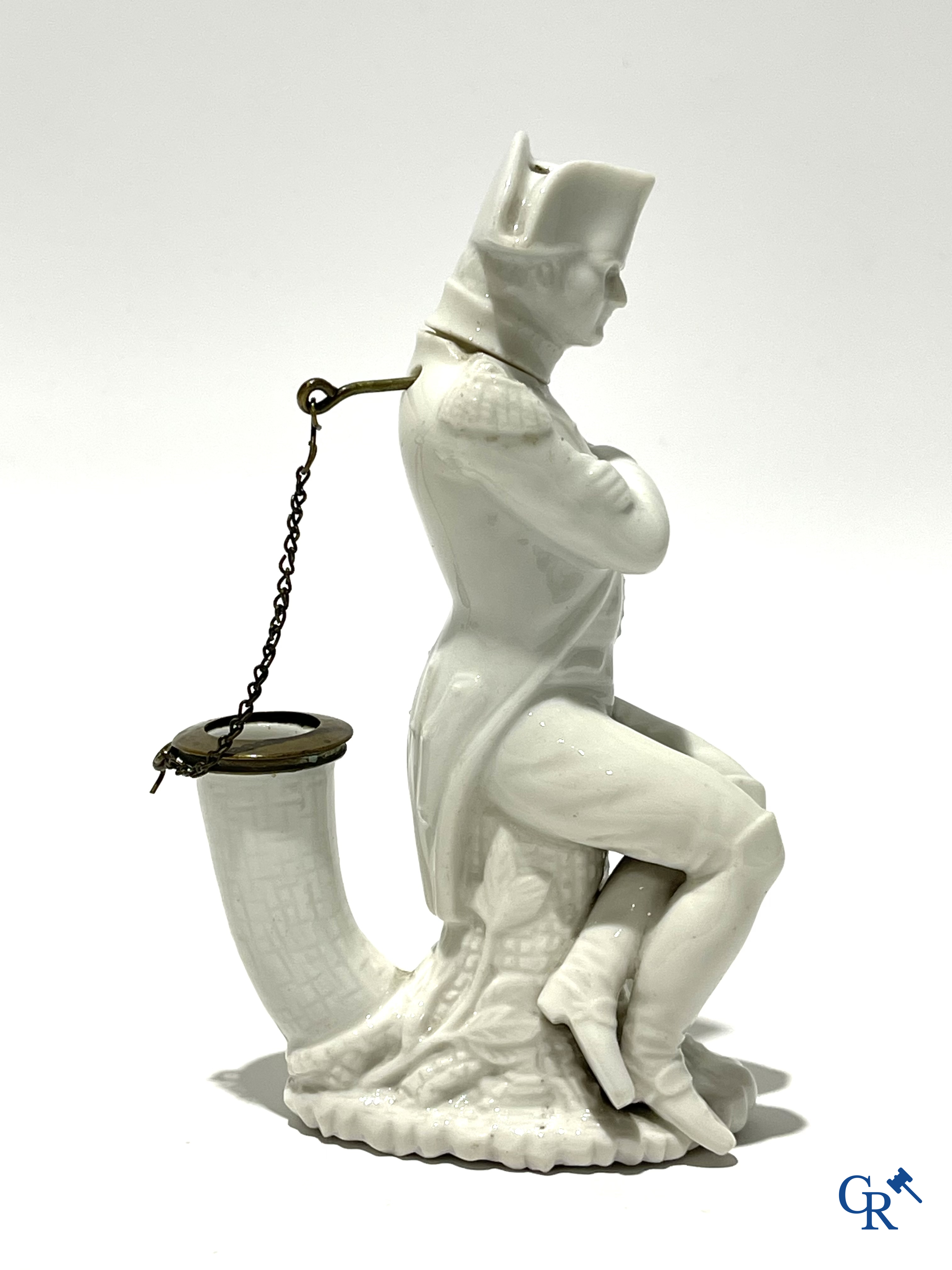 Divers lot antiquiteiten, inktpot Napoleon Bonaparte, zilver geldbeugel 18e eeuw, koffertje agaat, enz. 18e en 19e eeuw.