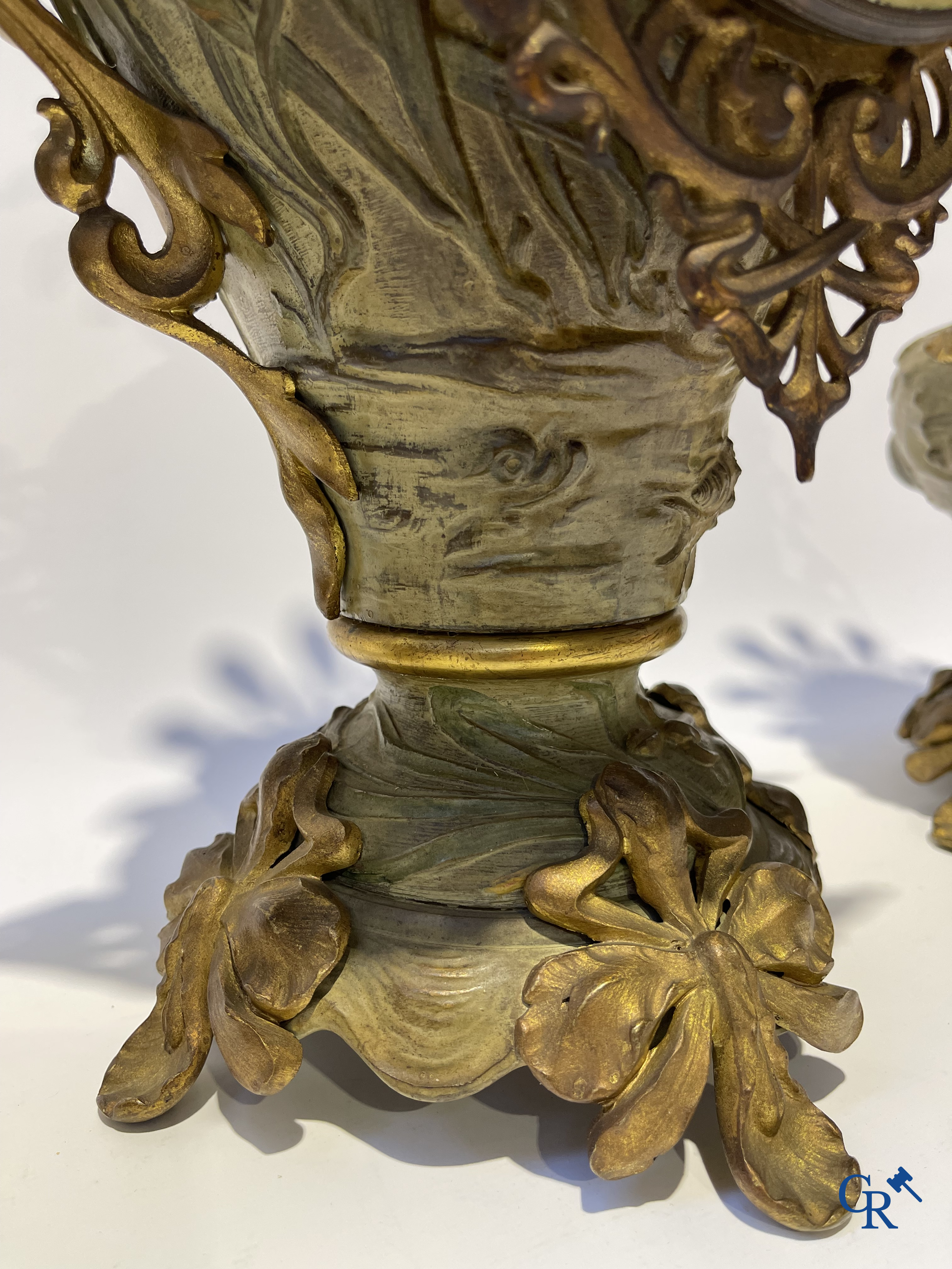 Art Nouveau, een uitzonderlijk 3-delig koud beschilderde bronzen schouwgarnituur met zeedieren. Circa 1900.