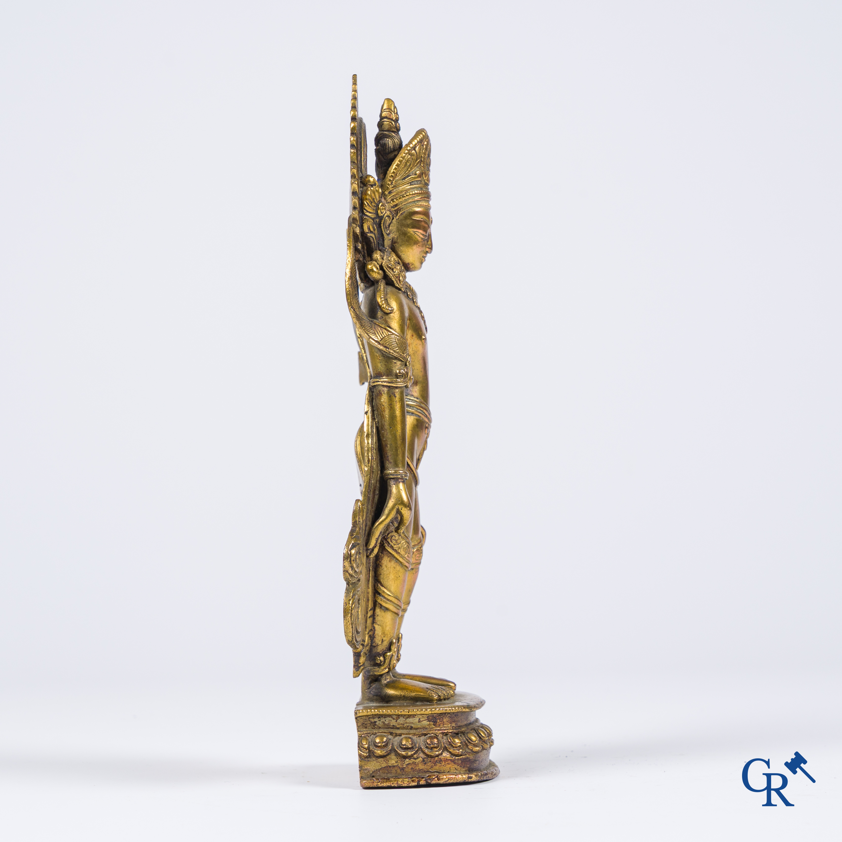 Art Asiatique, Népal, une représentation en bronze doré d'un Bouddha debout.
