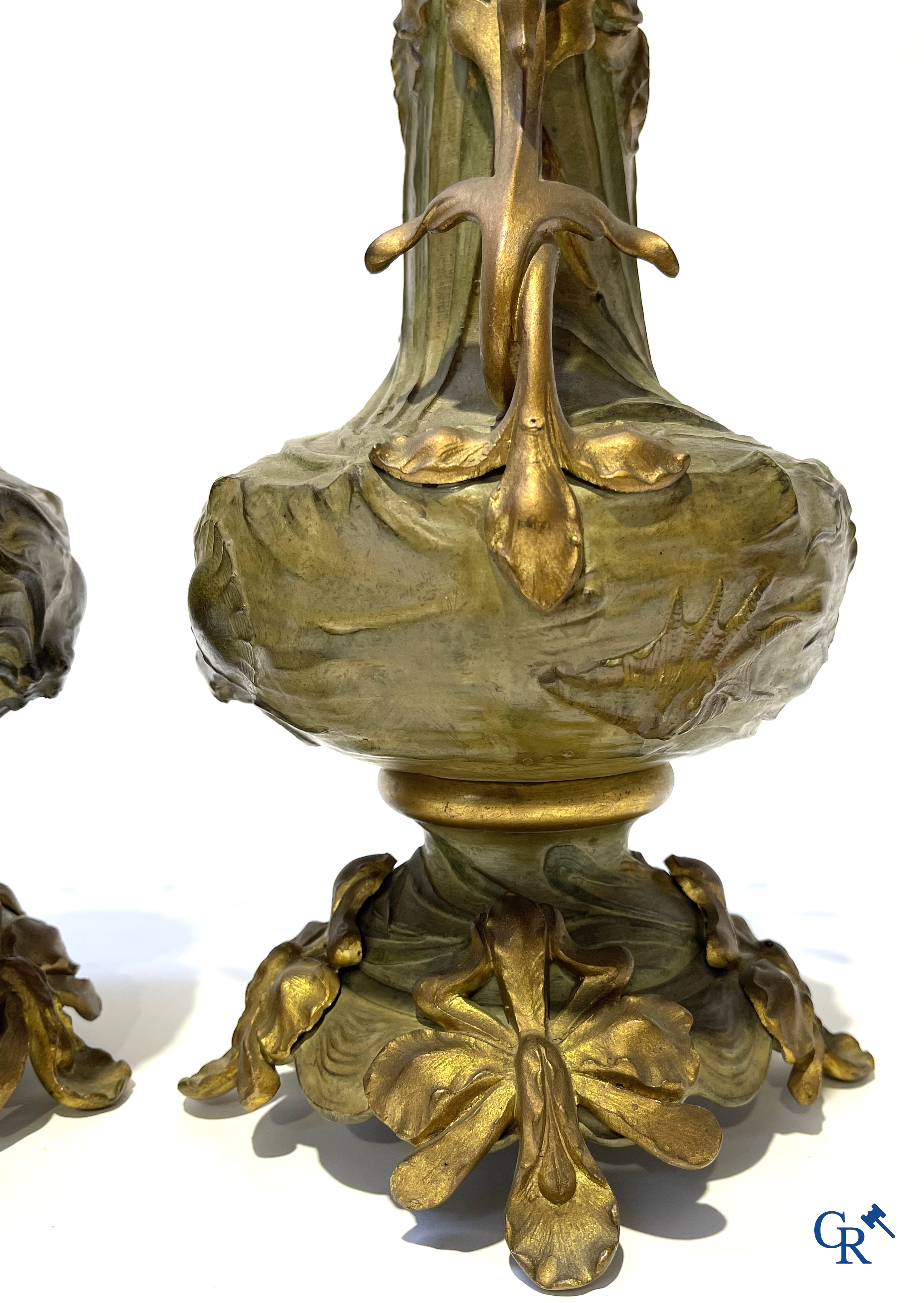 Art Nouveau, een uitzonderlijk 3-delig koud beschilderde bronzen schouwgarnituur met zeedieren. Circa 1900.