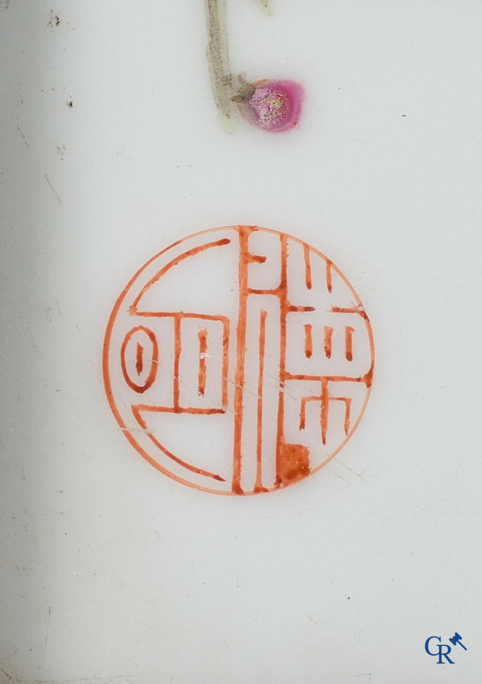 Art Asiatique, Chine. Grand plaque en porcelaine avec des oiseaux et des branches de fleurs. Marqué.