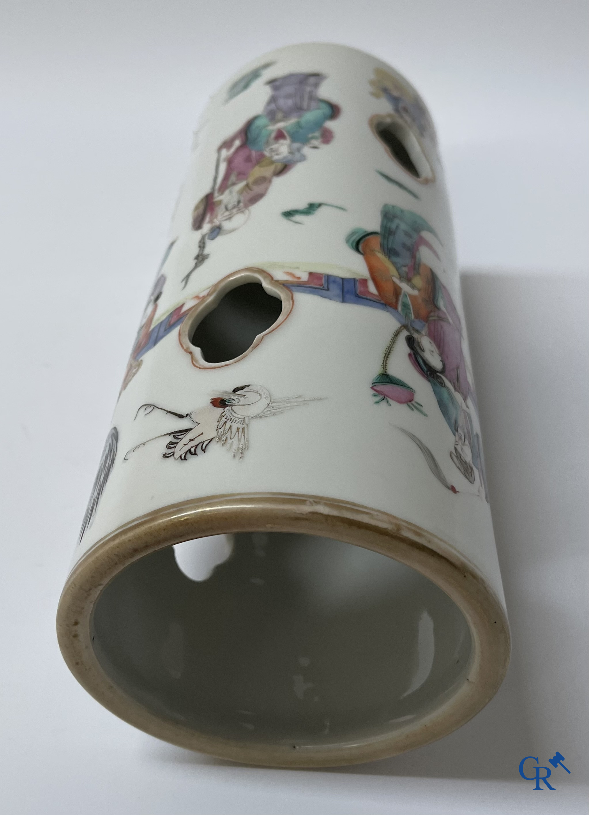 Aziatica, Chinees porselein. Een Chinese famille rose hoeden staander. Gemerkt. 19de eeuw.