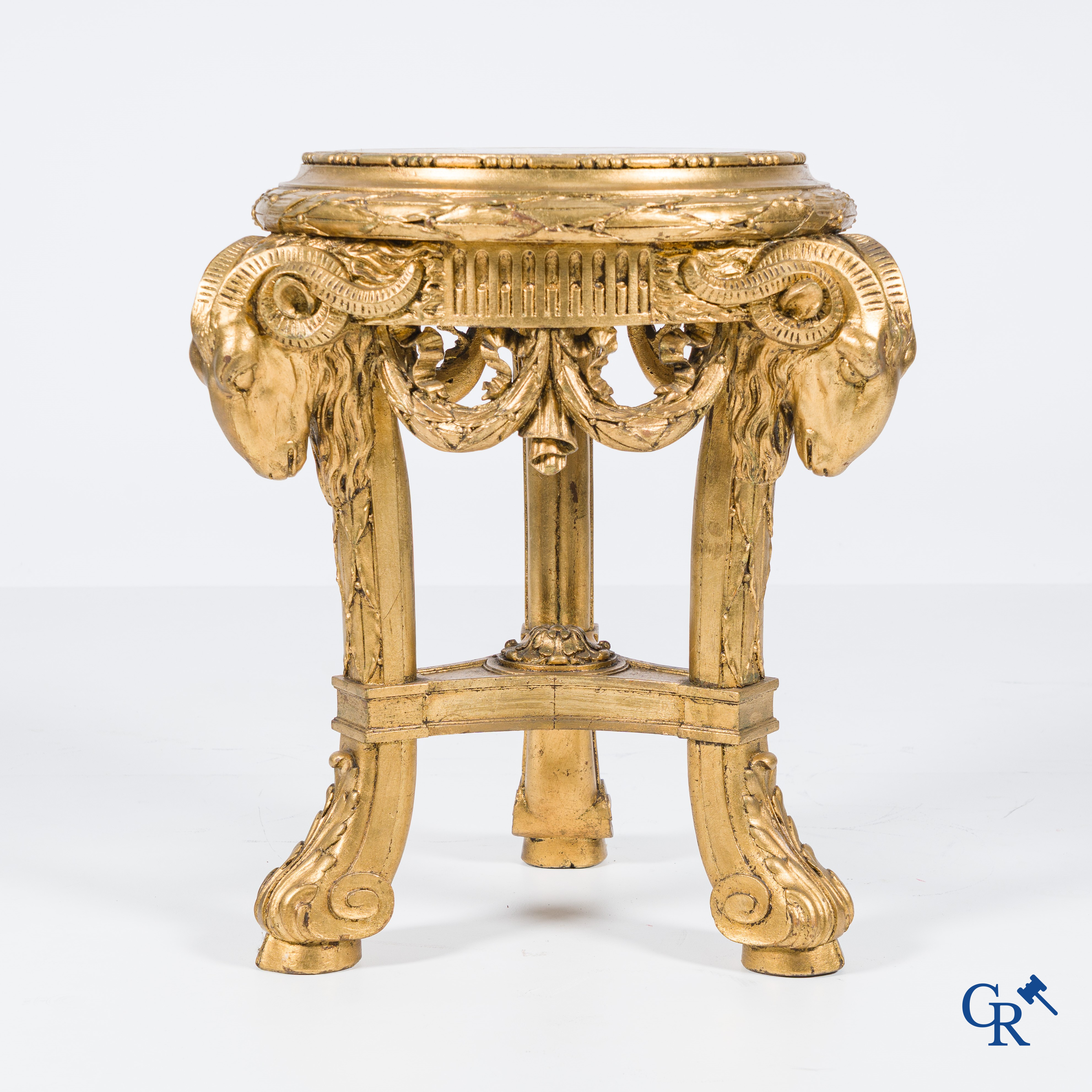 Een grote hout gesculpteerde en vergulde sokkel met rammekoppen en guirlandes in LXVI-stijl. Circa 1900.