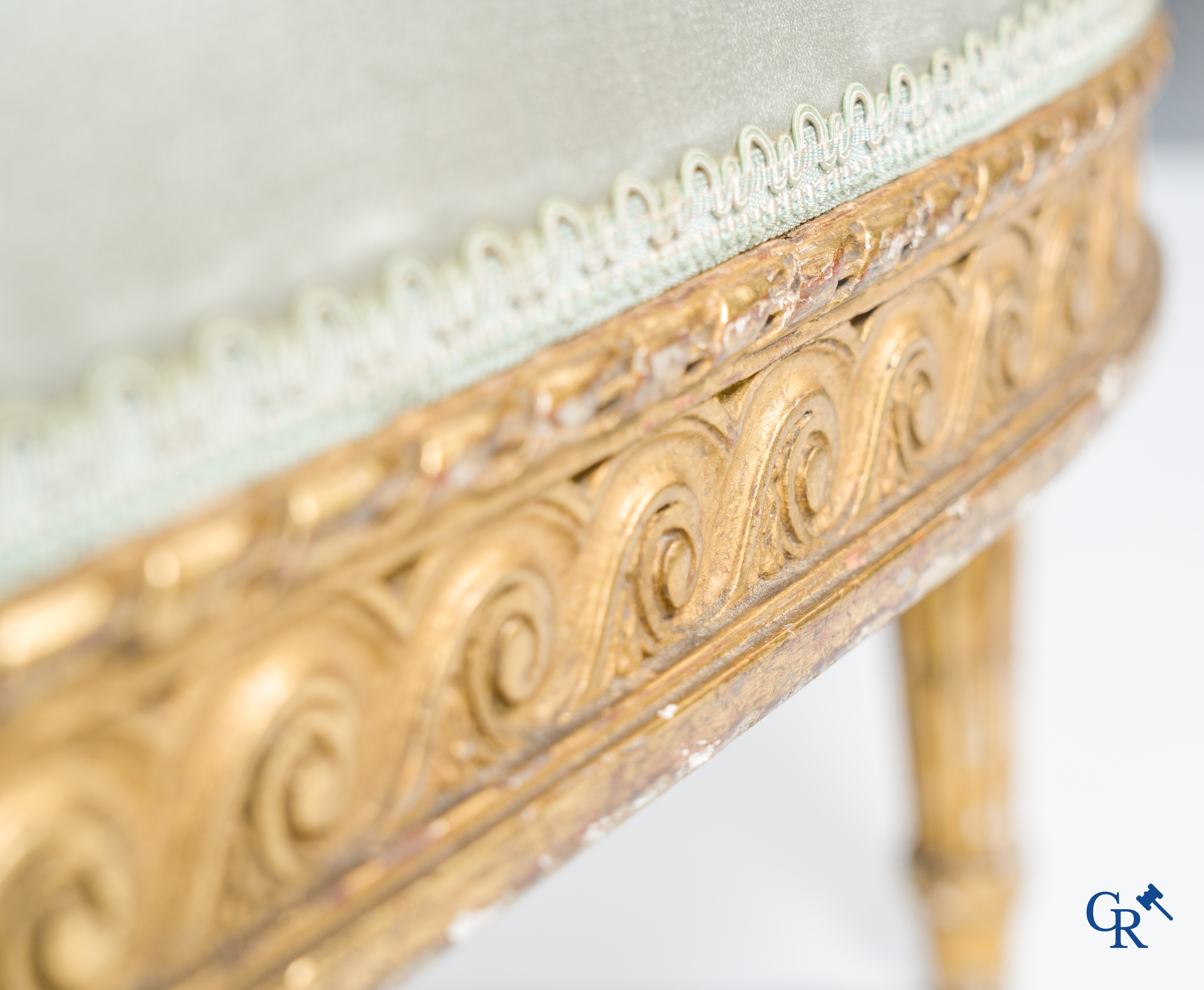 Louis XVI period. Marquise in finely sculpted and gilded wood. Late 18th century.