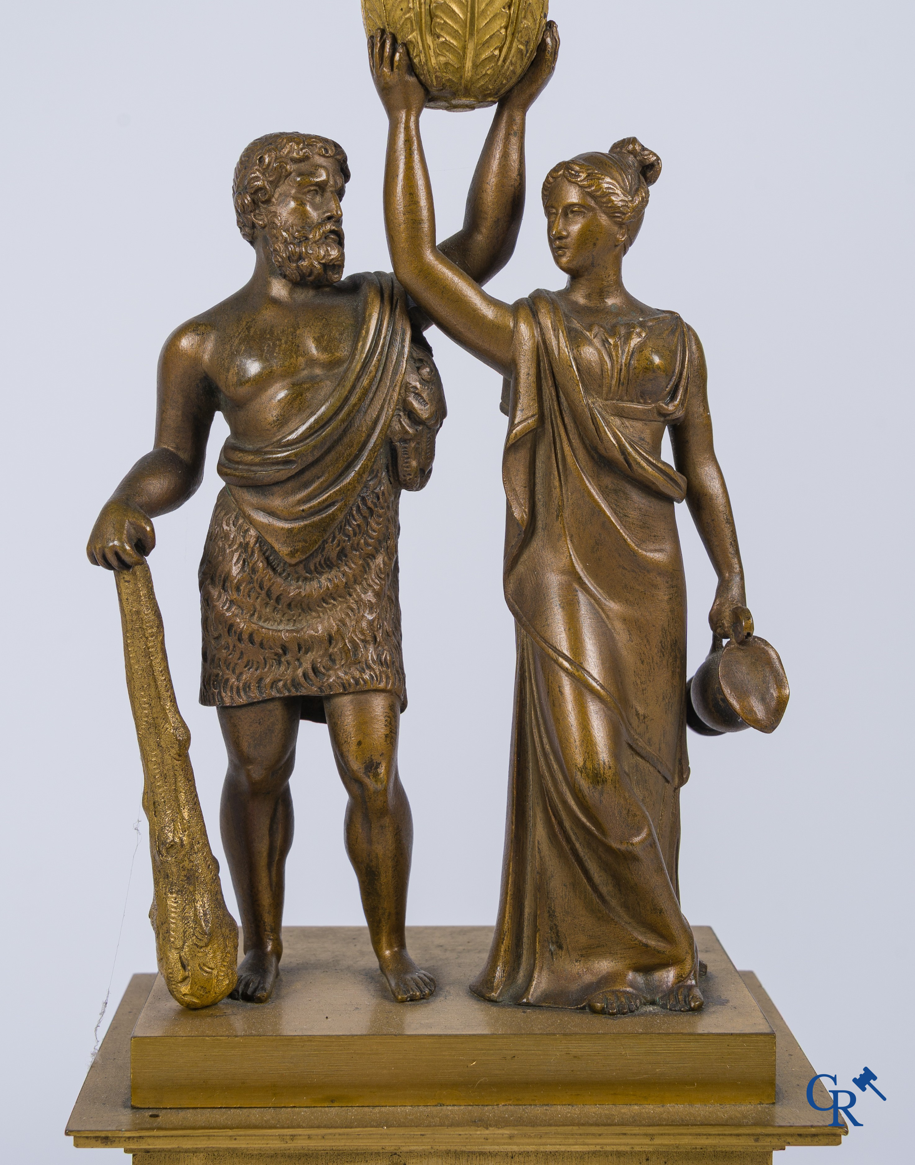 Epoque Empire. Paire de grands candélabres en bronze avec des personnages dans le style antique. Empire, vers 1815.
