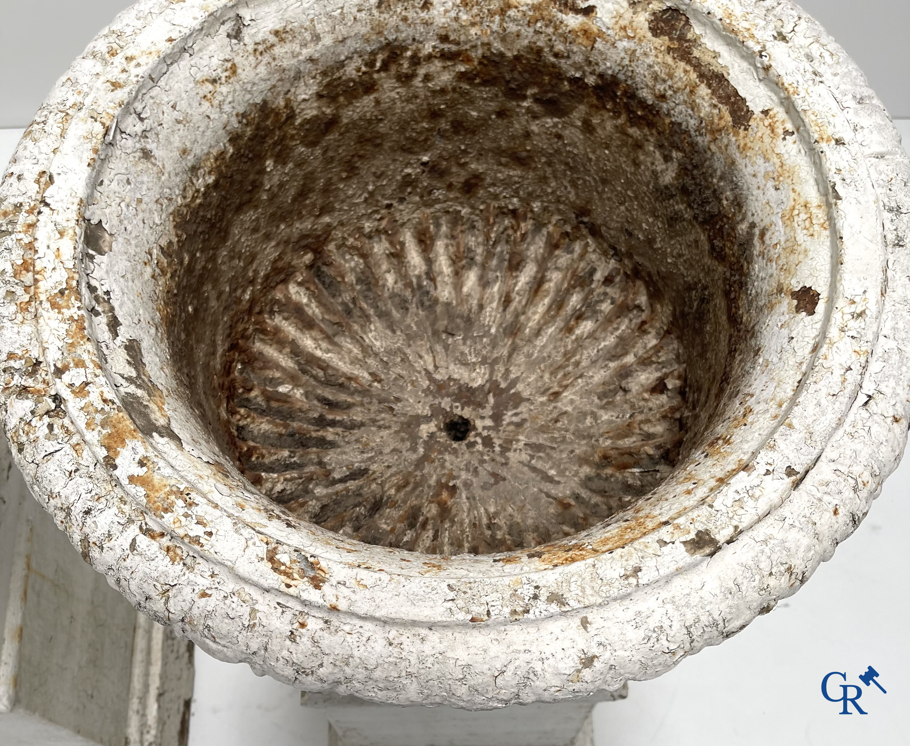 Tuindecoratie. Een paar grote gietijzer tuinvazen op sokkel. Oude patina, 19de eeuw.