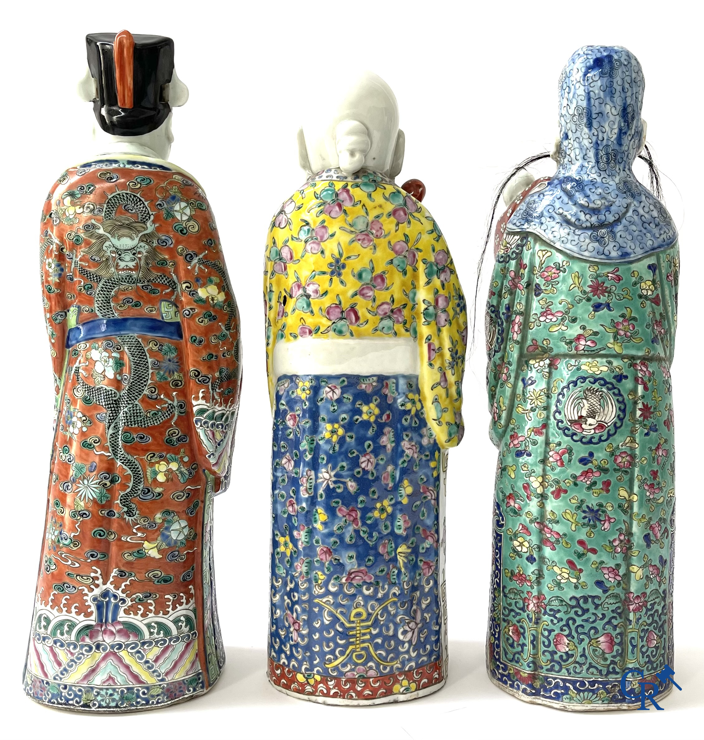 Art Asiatique, porcelaine chinoise. 3 figures d'immortels en porcelaine famille rose. 19ème siècle.