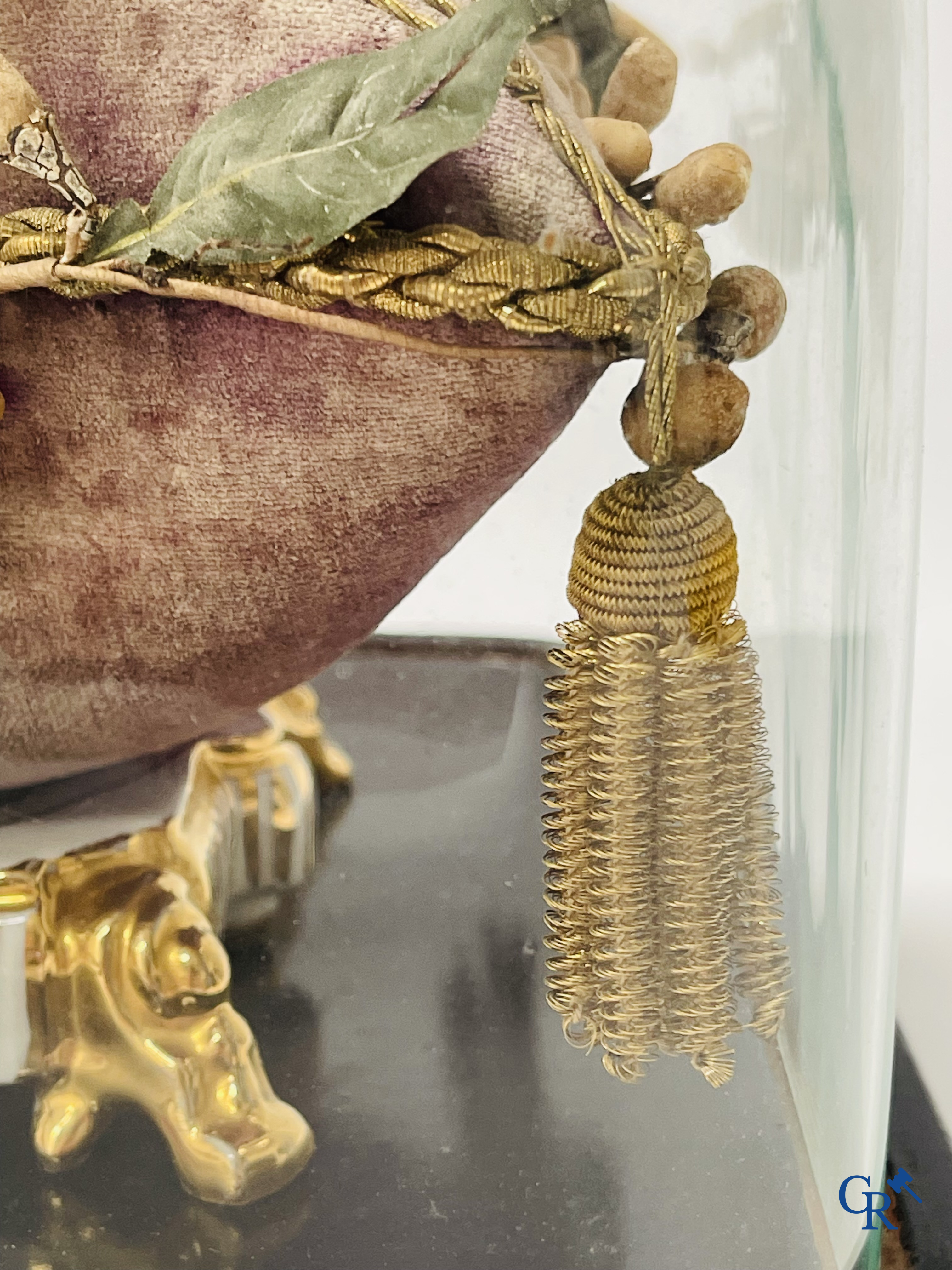 2 glass domes with a bridal bouquet on a cushion with a foot in gilded metal and a foot in Paris porcelain.