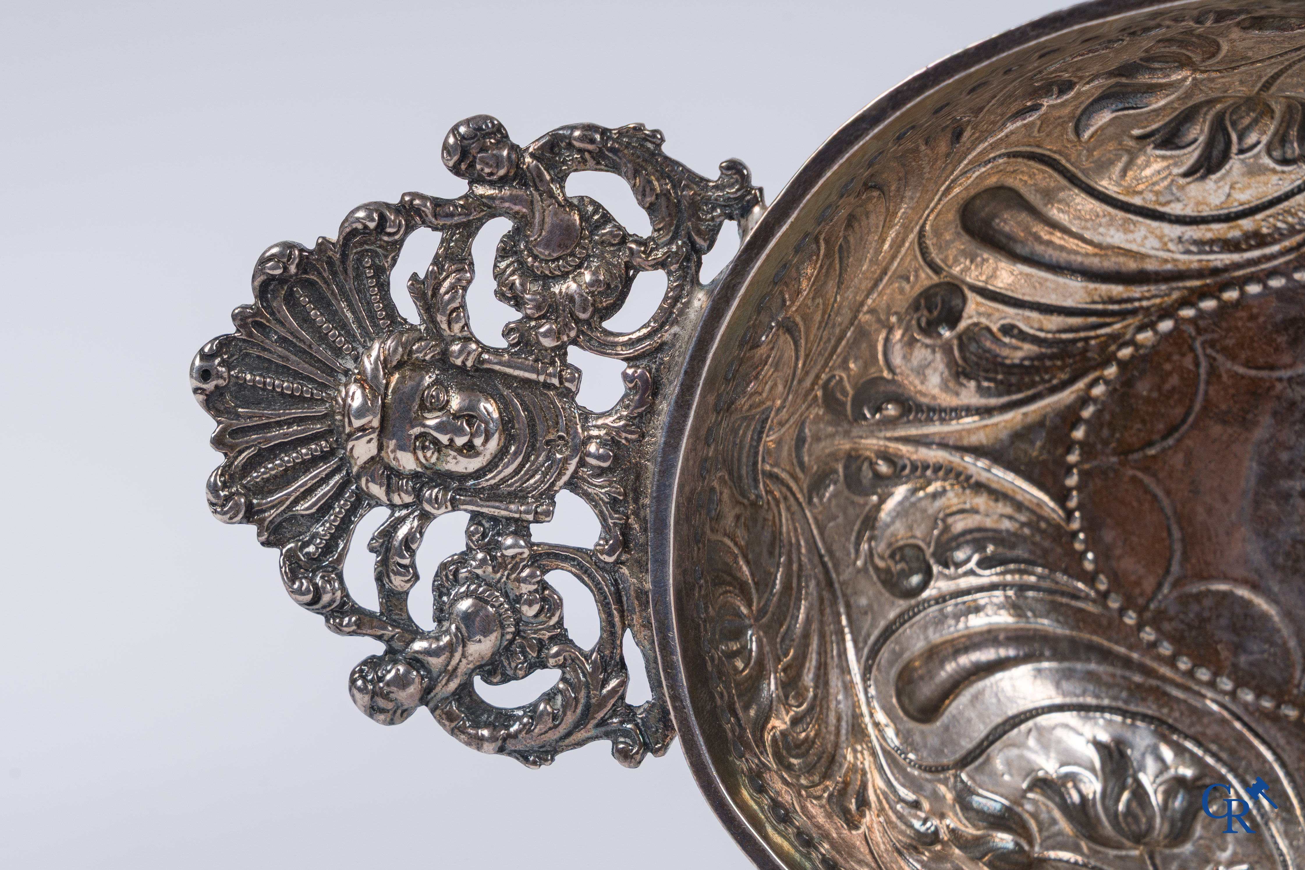 Silver brandy bowl. Dated 1742, various hallmarks. Weight: 233 gr.