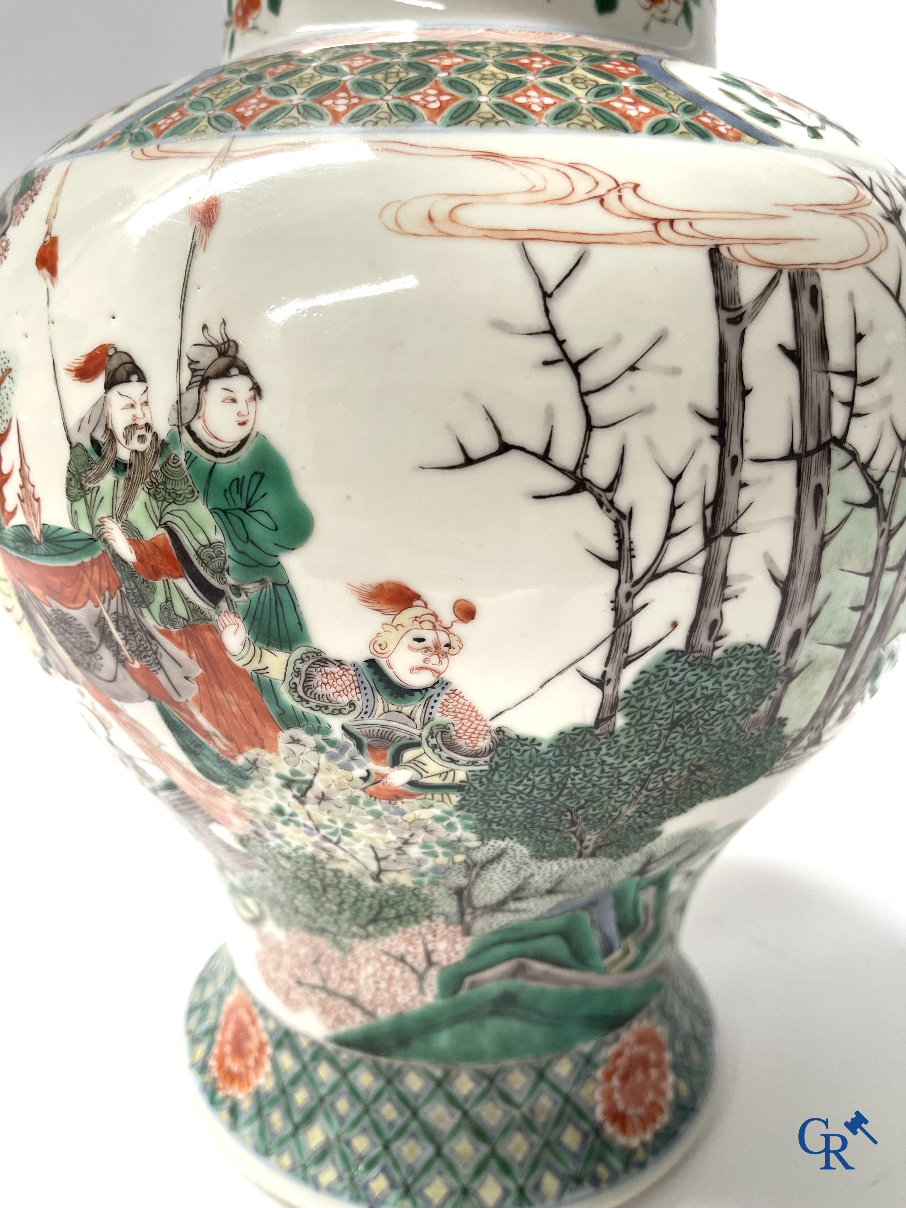 Aziatica, een Chinese famille verte dekselvaas met krijgers en paarden. 19e eeuw.