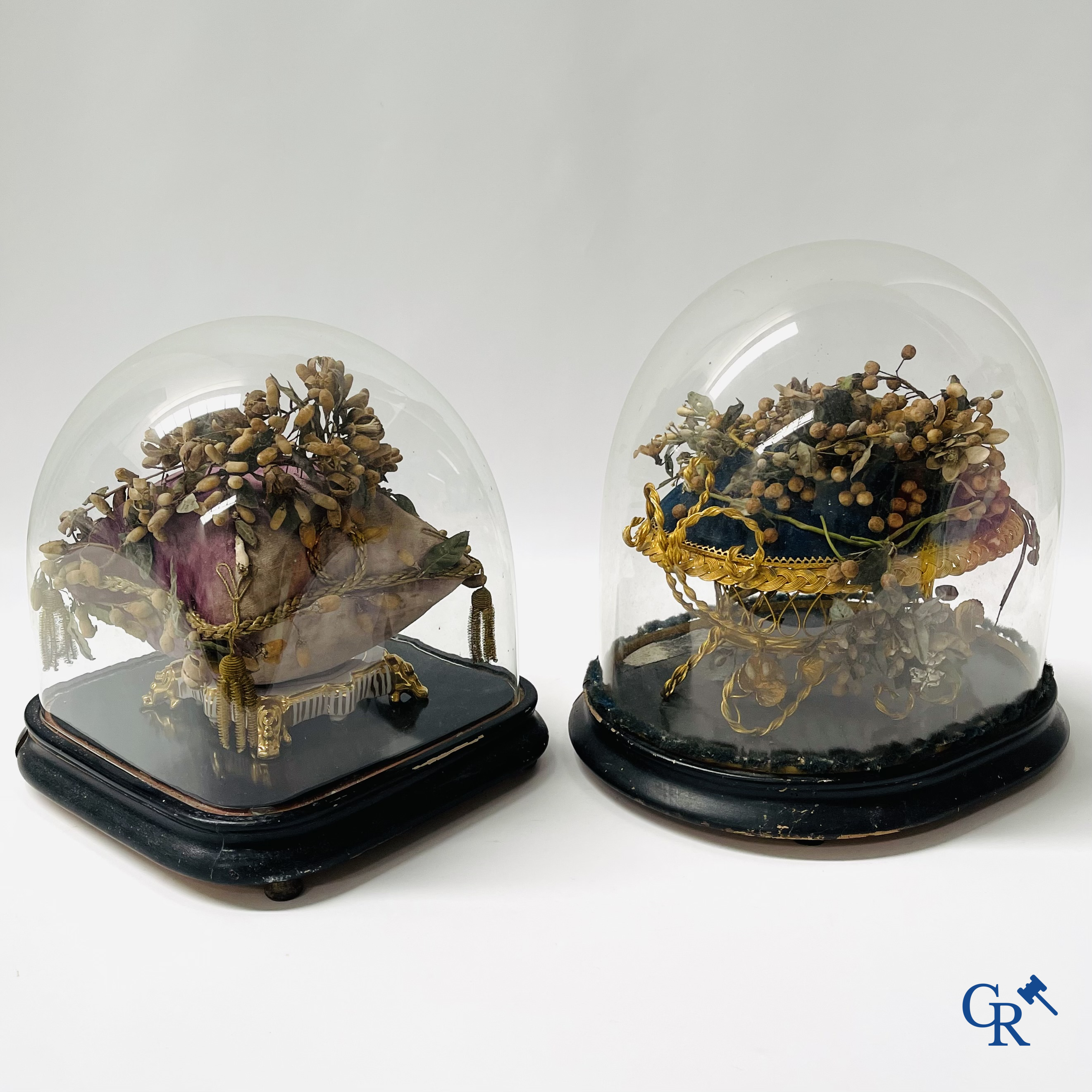 2 glass domes with a bridal bouquet on a cushion with a foot in gilded metal and a foot in Paris porcelain.