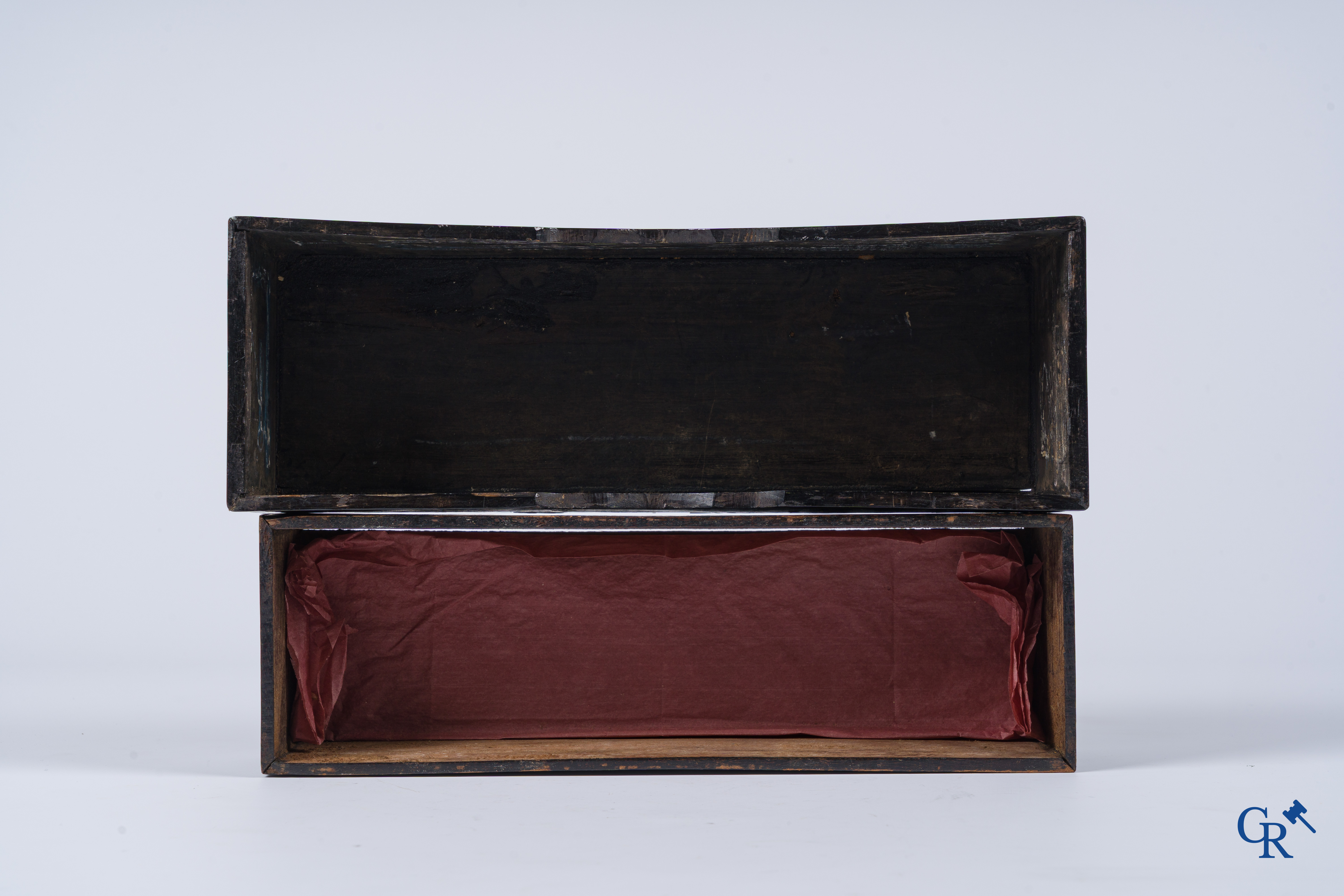 Aziatica, een Vietnamese met parelmoer ingelegde houten dekseldoos. 19e eeuw.