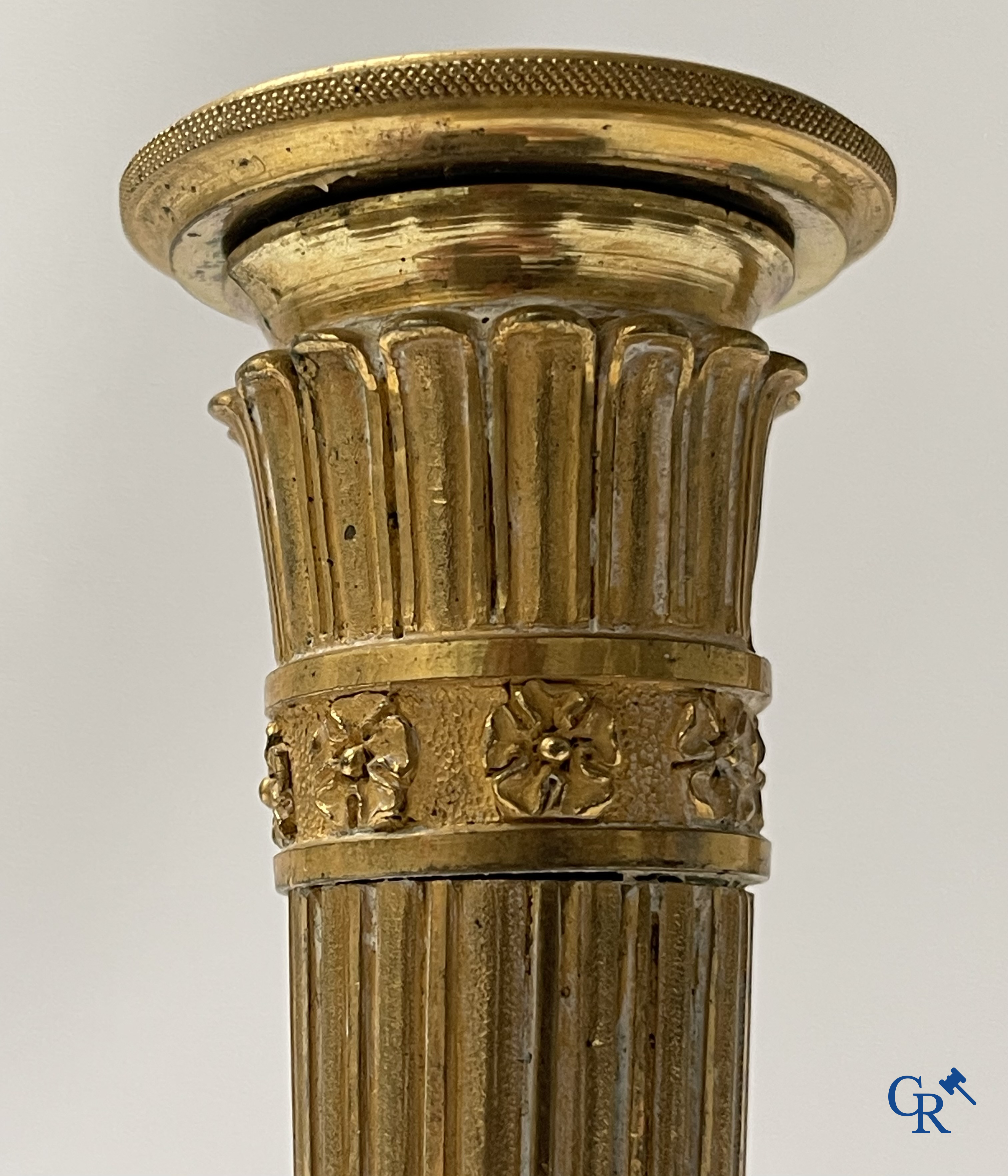 Epoque Empire, paire de bougeoirs en bronze finement ciselés et dorés. France, début du 19ème siècle.