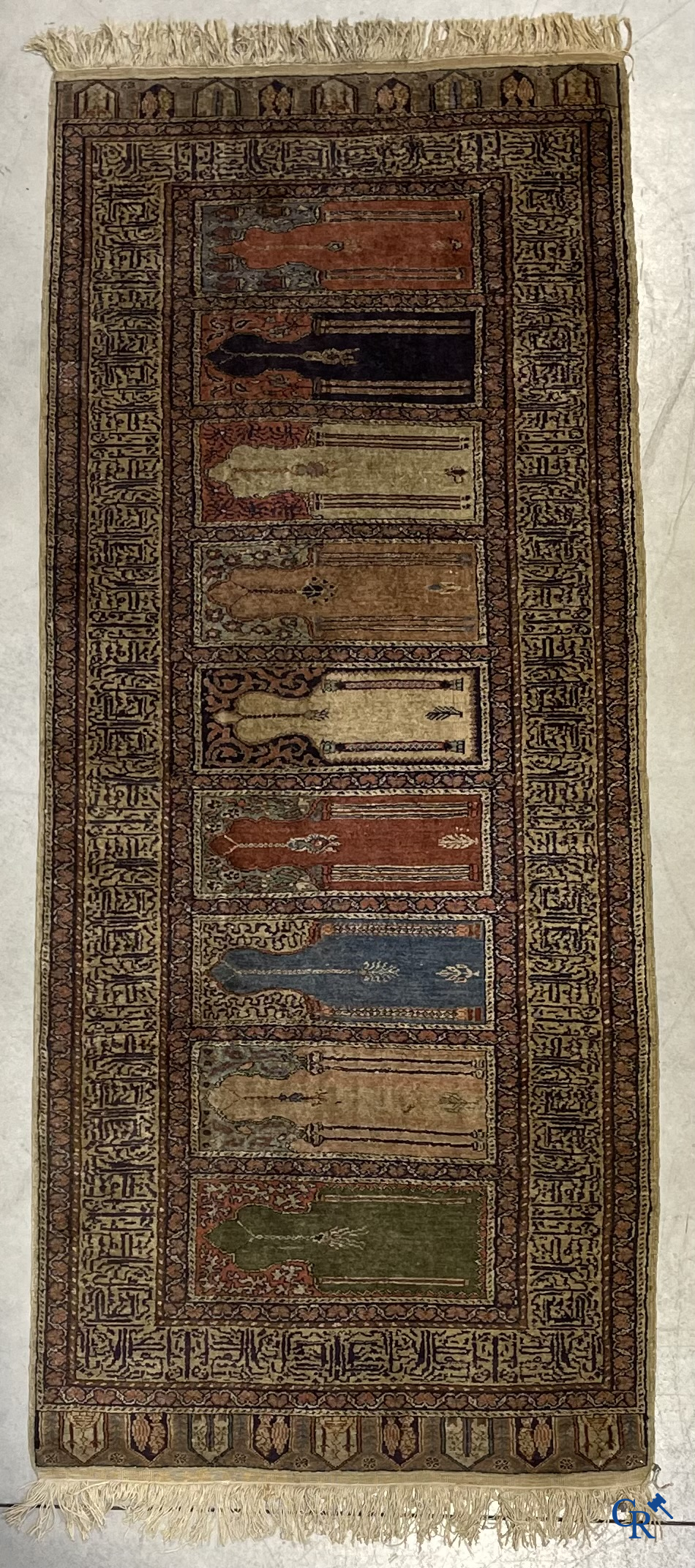 Oosterse tapijten, een antiek handgeknoopt oosters tapijt.