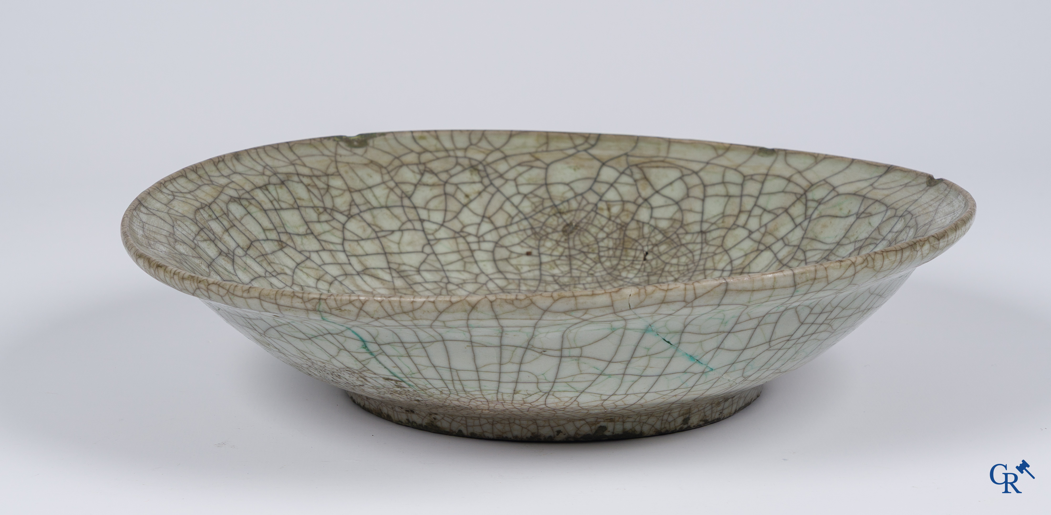 Art Asiatique, porcelaine chinoise. Un grand plat antique geyao en céramique émaillée.