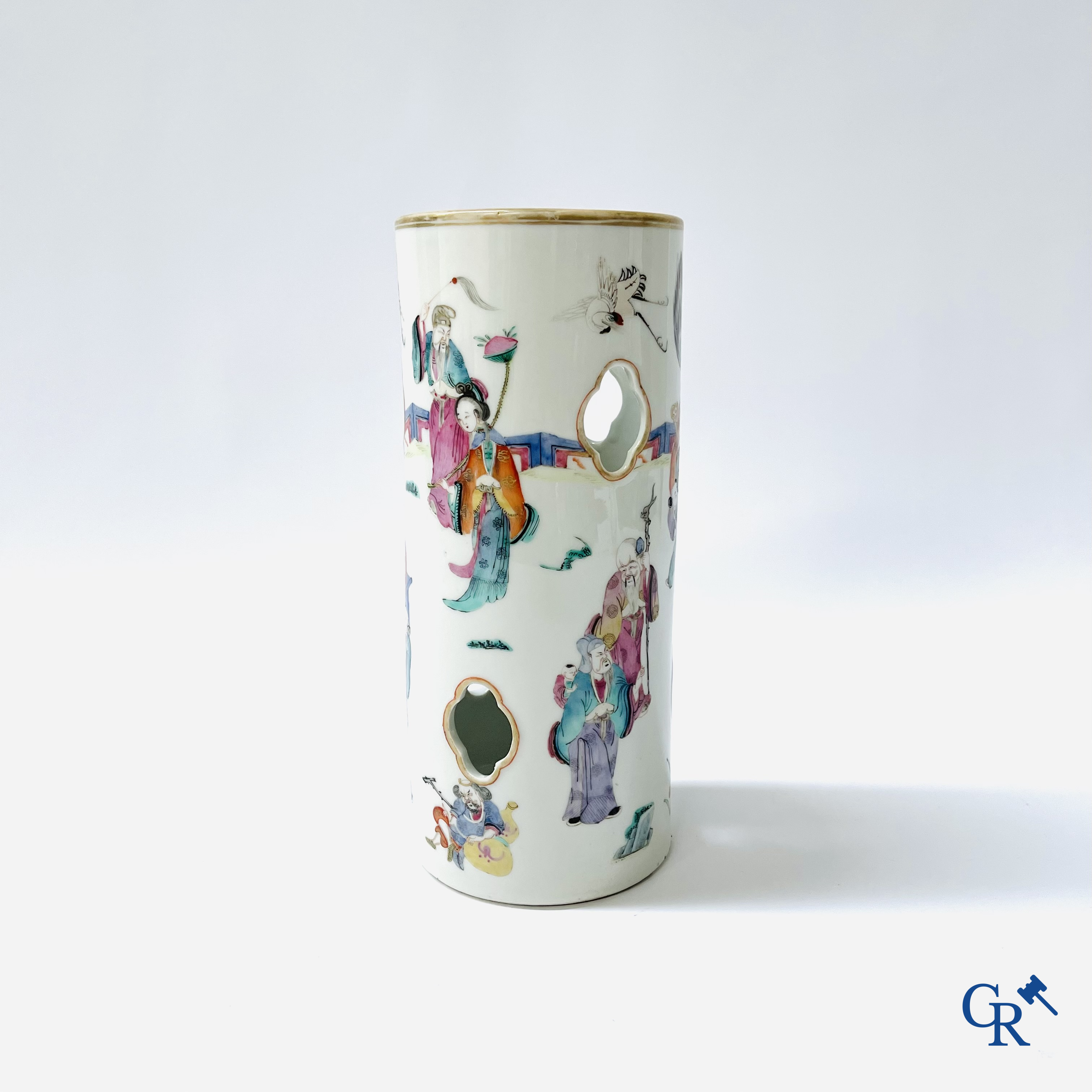 Aziatica, Chinees porselein. Een Chinese famille rose hoeden staander. Gemerkt. 19de eeuw.