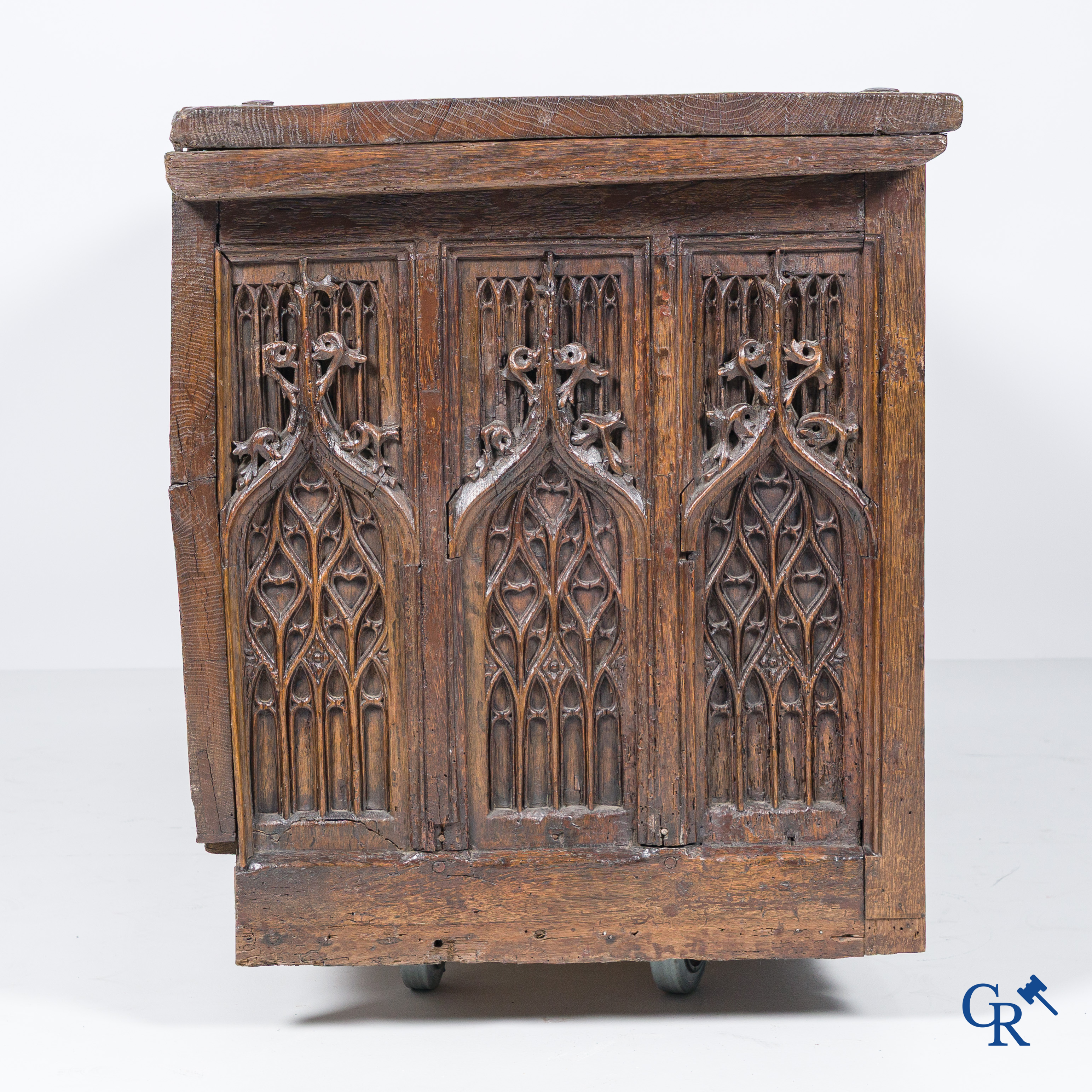 Gotiek. Een Gotische eikenhouten gesculpteerde koffer met zijn slotwerk in smeedijzer. 2de helft 15e eeuw.