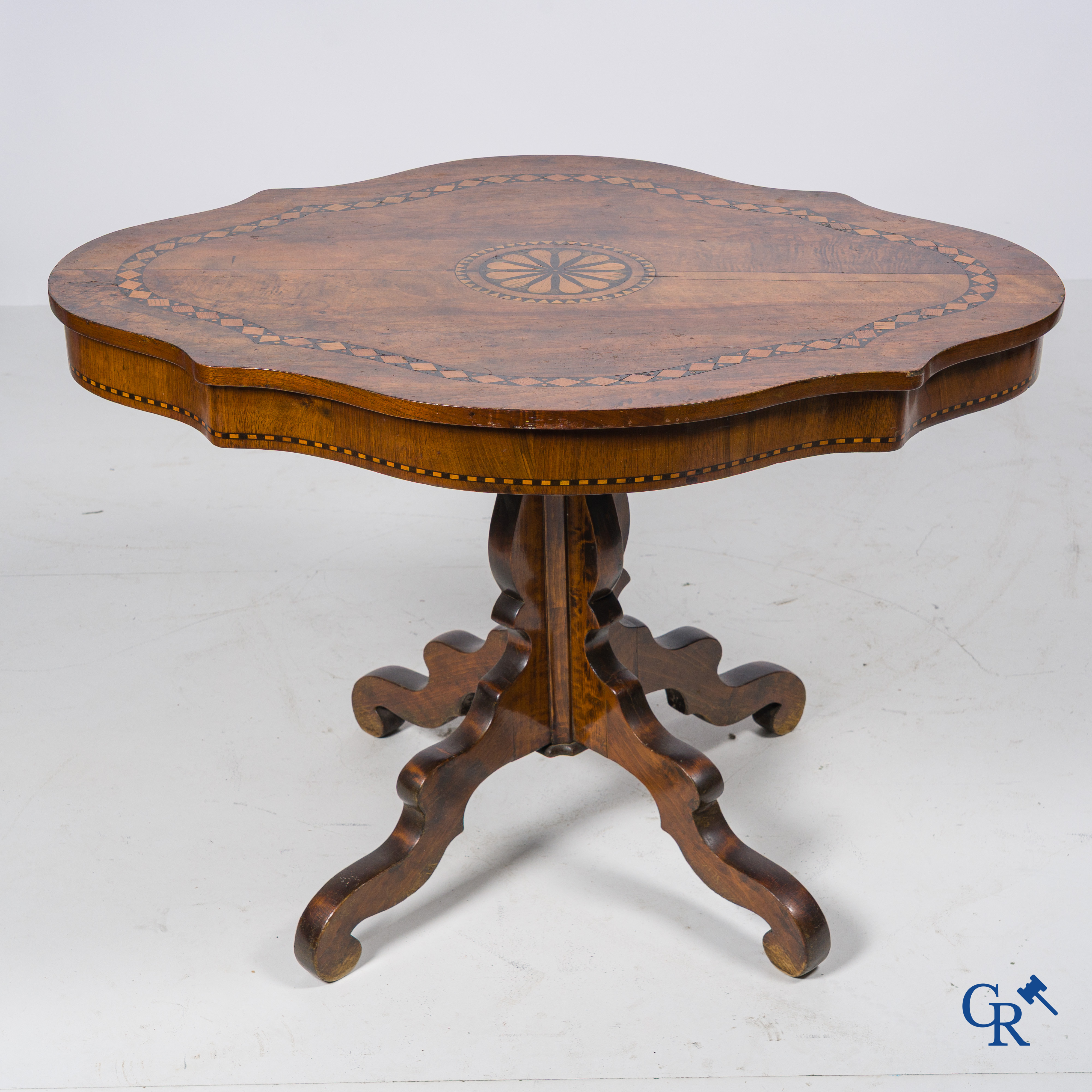 Een kavel diverse meubels. Een Engelse staande klok, salontafel met marqueterie, Napoleon III speeltafel, 4 stoelen.