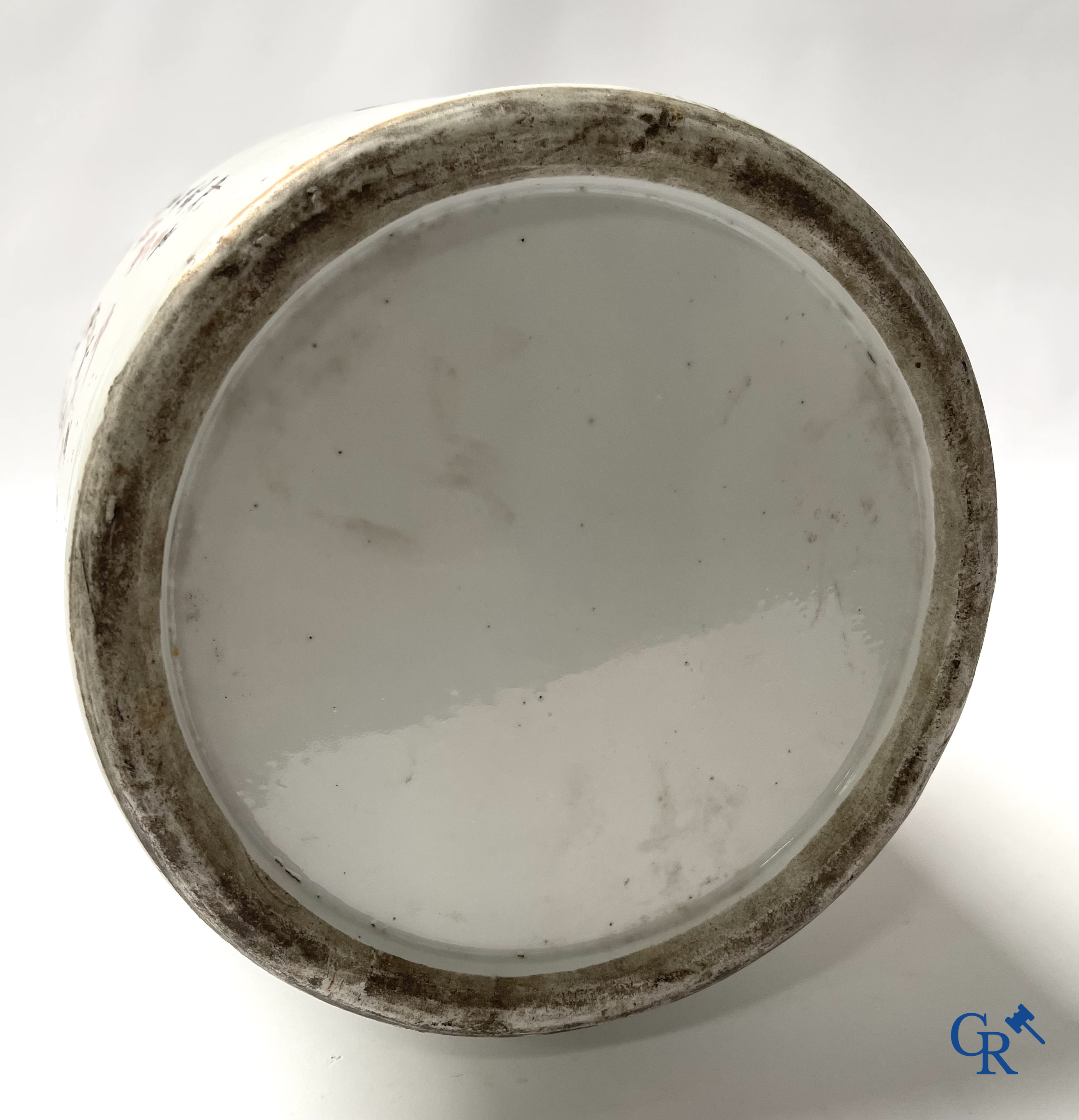 Asian Art, 2 Chinese famille rose vases decorated with antiques and a calligraphic text. 19th century.