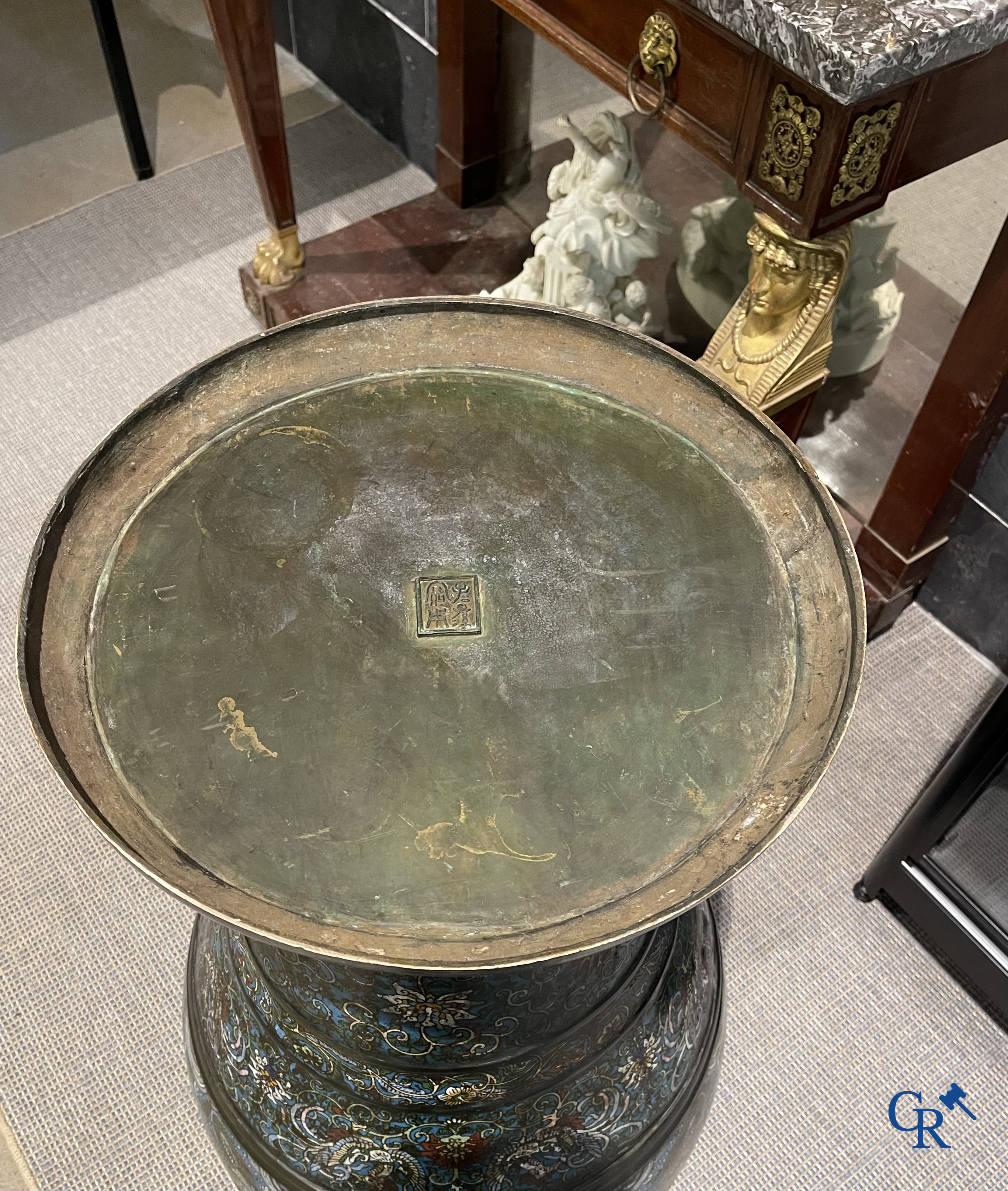 Aziatica, een imposant paar vazen in Champlevé met een decor van draken, lotusbloemen en feniksen, 19e eeuw.