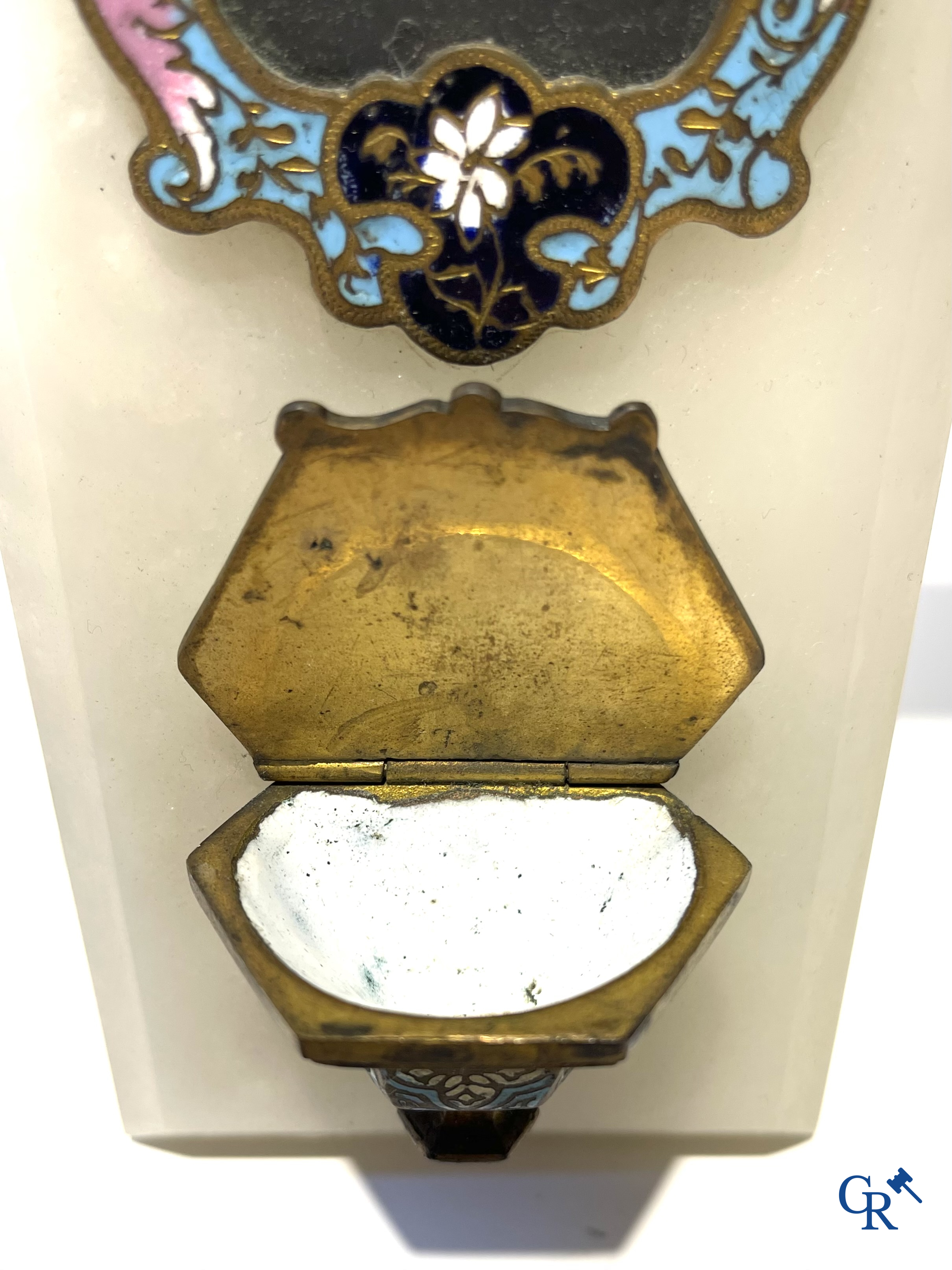 Religieuze objecten, 2 wijwatervaten in brons en cloisonné en een albast beeld van het heilig hart. 19e eeuw.